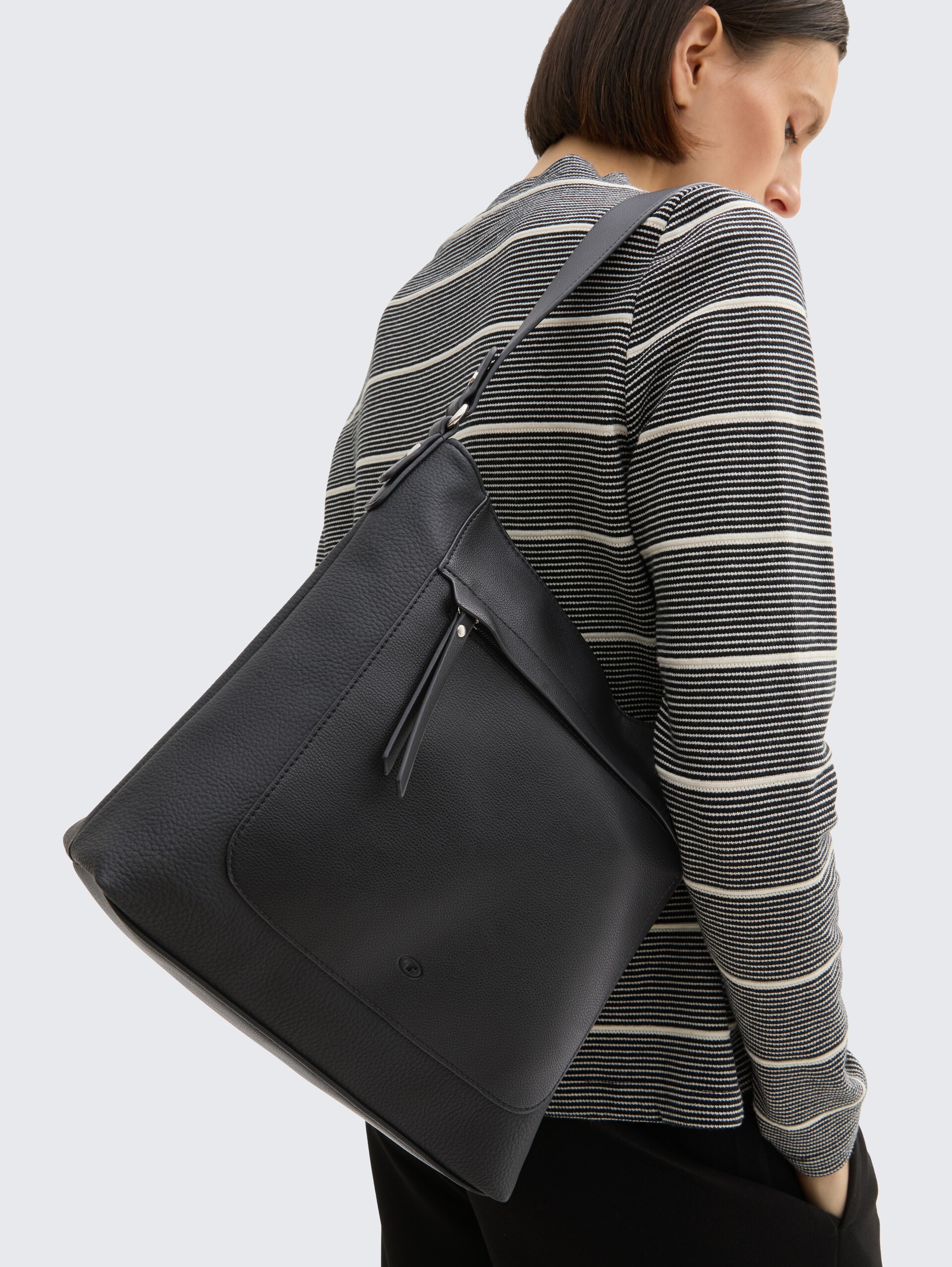 TTLAREA M Schultertasche aus Lederimitat - schwarz / black - seitliche Model-Ansicht