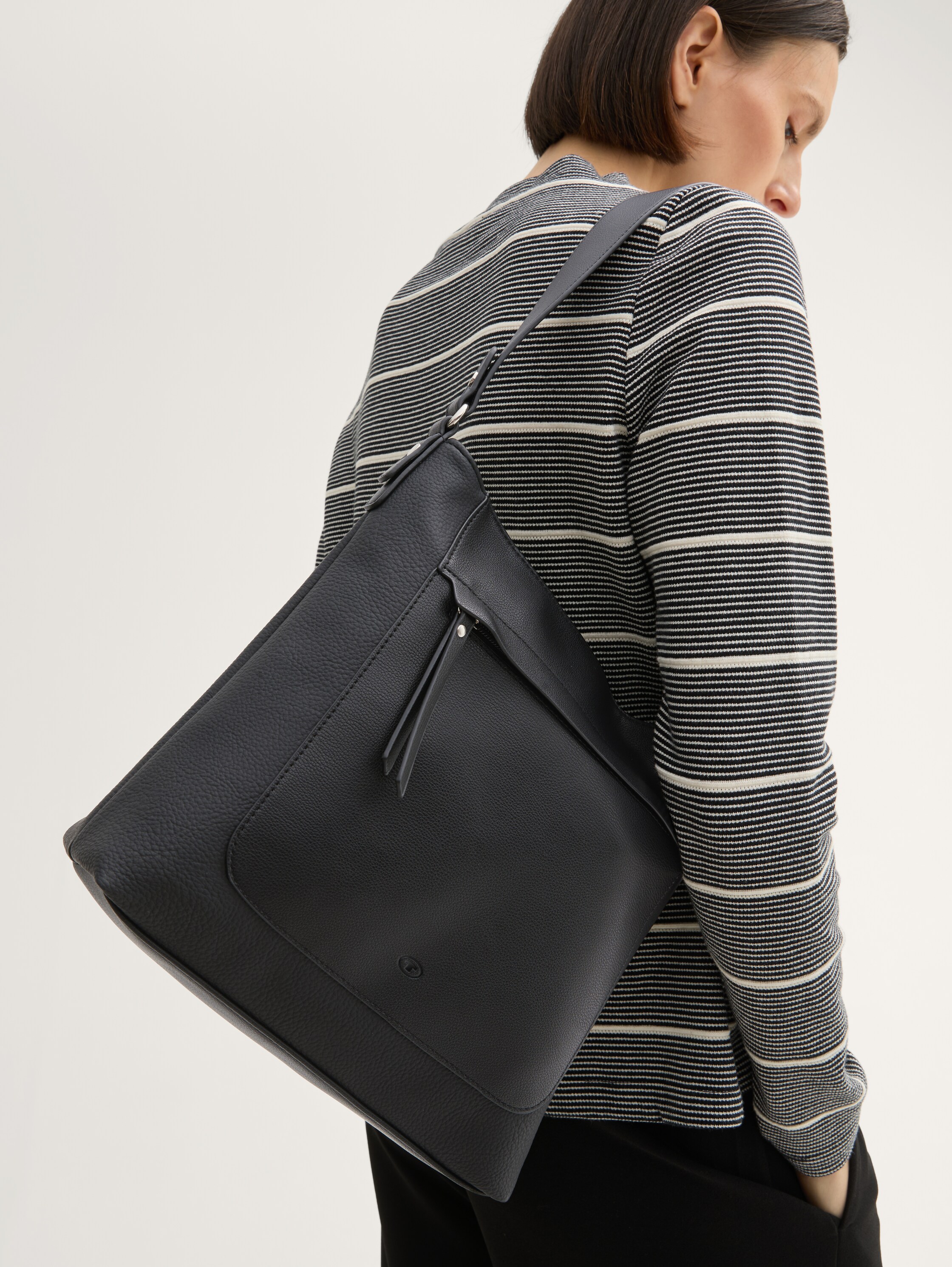 TTLAREA M Schultertasche aus Lederimitat - schwarz_black - 