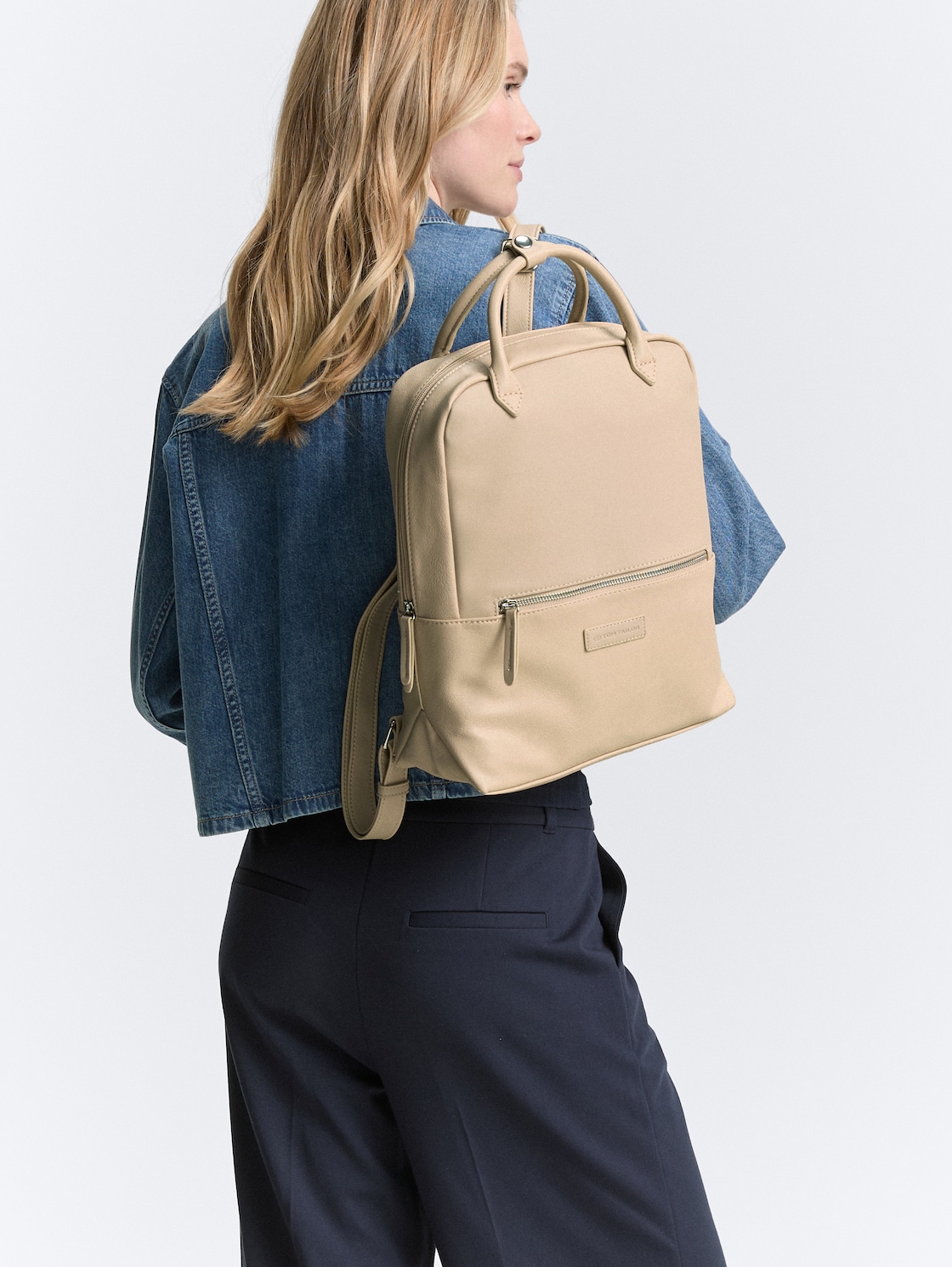 TTGIA L Rucksack aus Lederimitat - beige / beige - seitliche Model-Ansicht