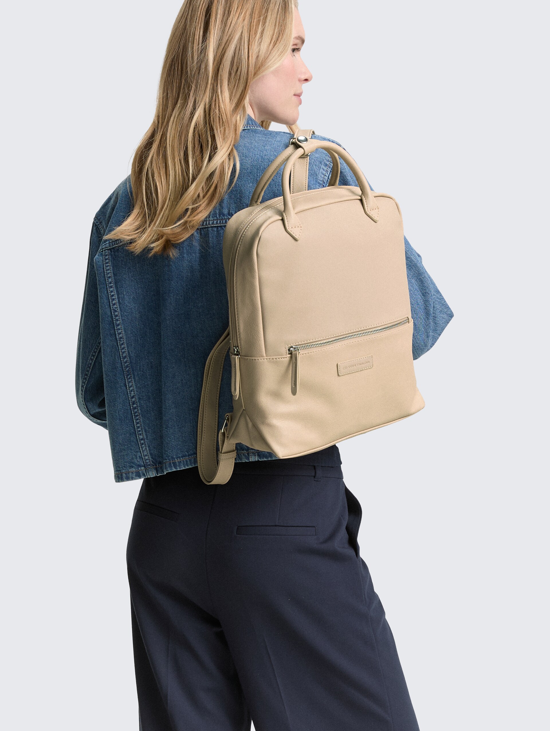 TTGIA L Rucksack aus Lederimitat - beige / beige - seitliche Model-Ansicht