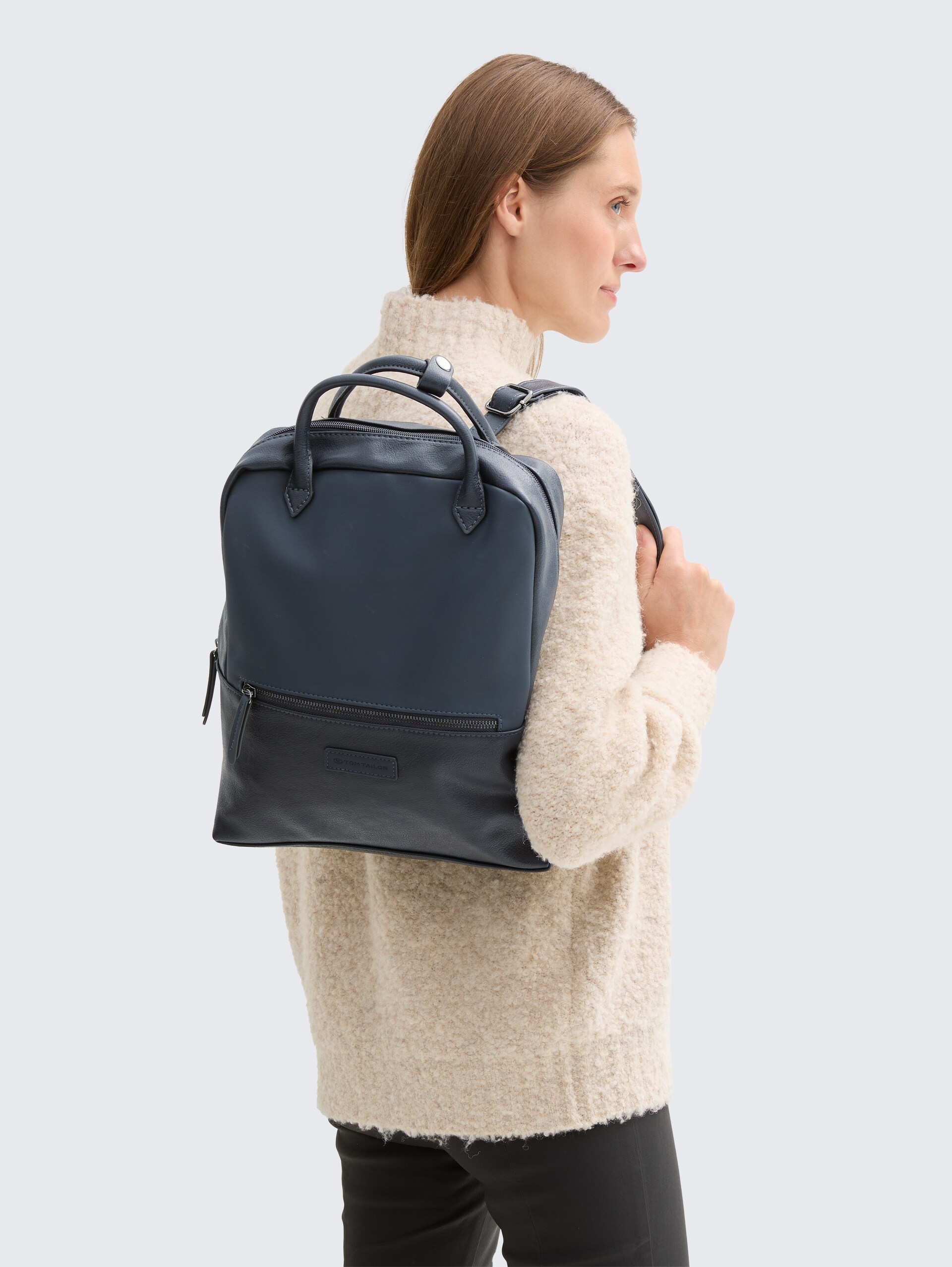 TTGIA L Rucksack aus Lederimitat - dark blue - seitliche Model-Ansicht