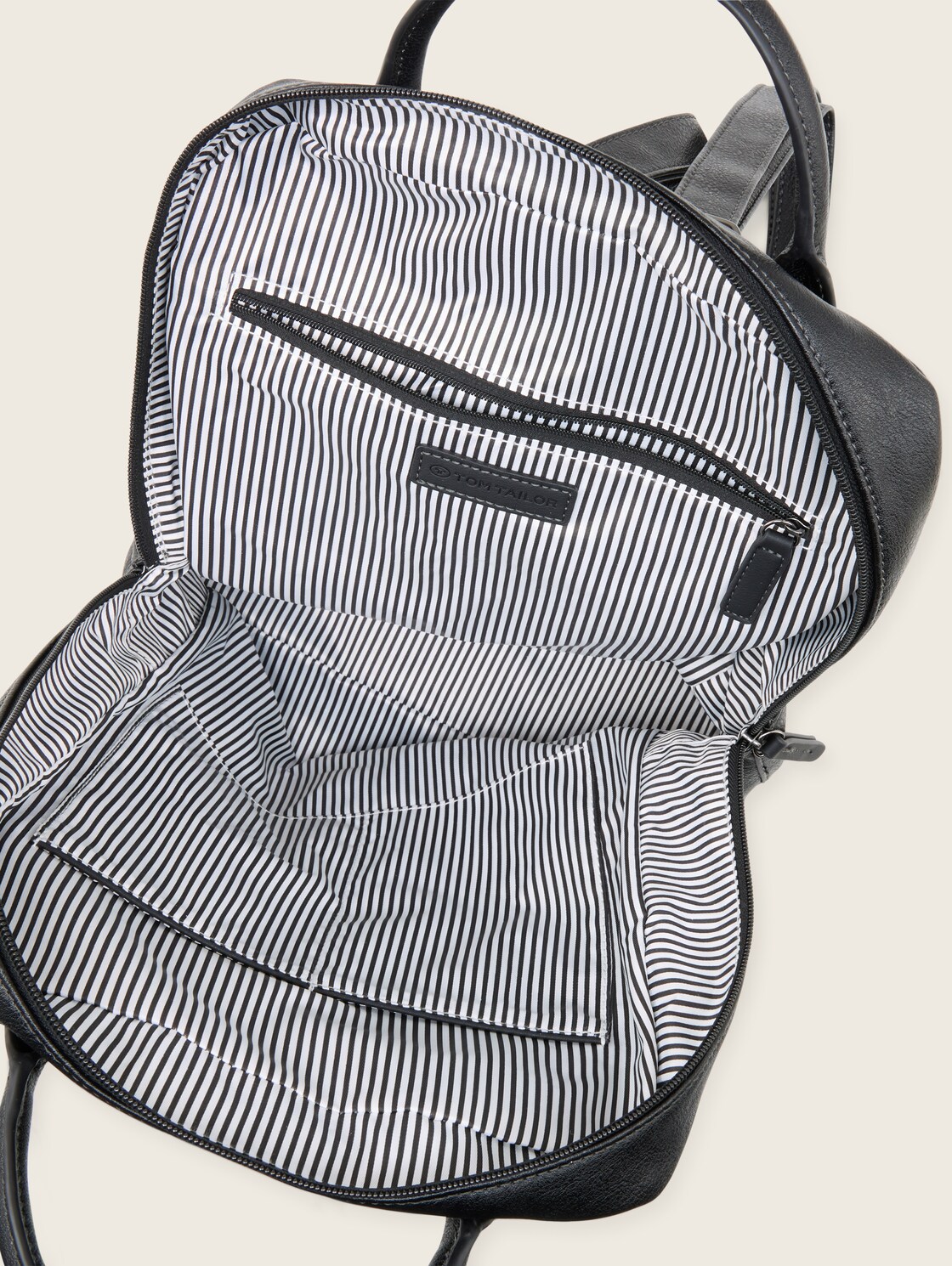 TTGIA L Rucksack aus Lederimitat - schwarz / black - seitliche Produkt-Ansicht 