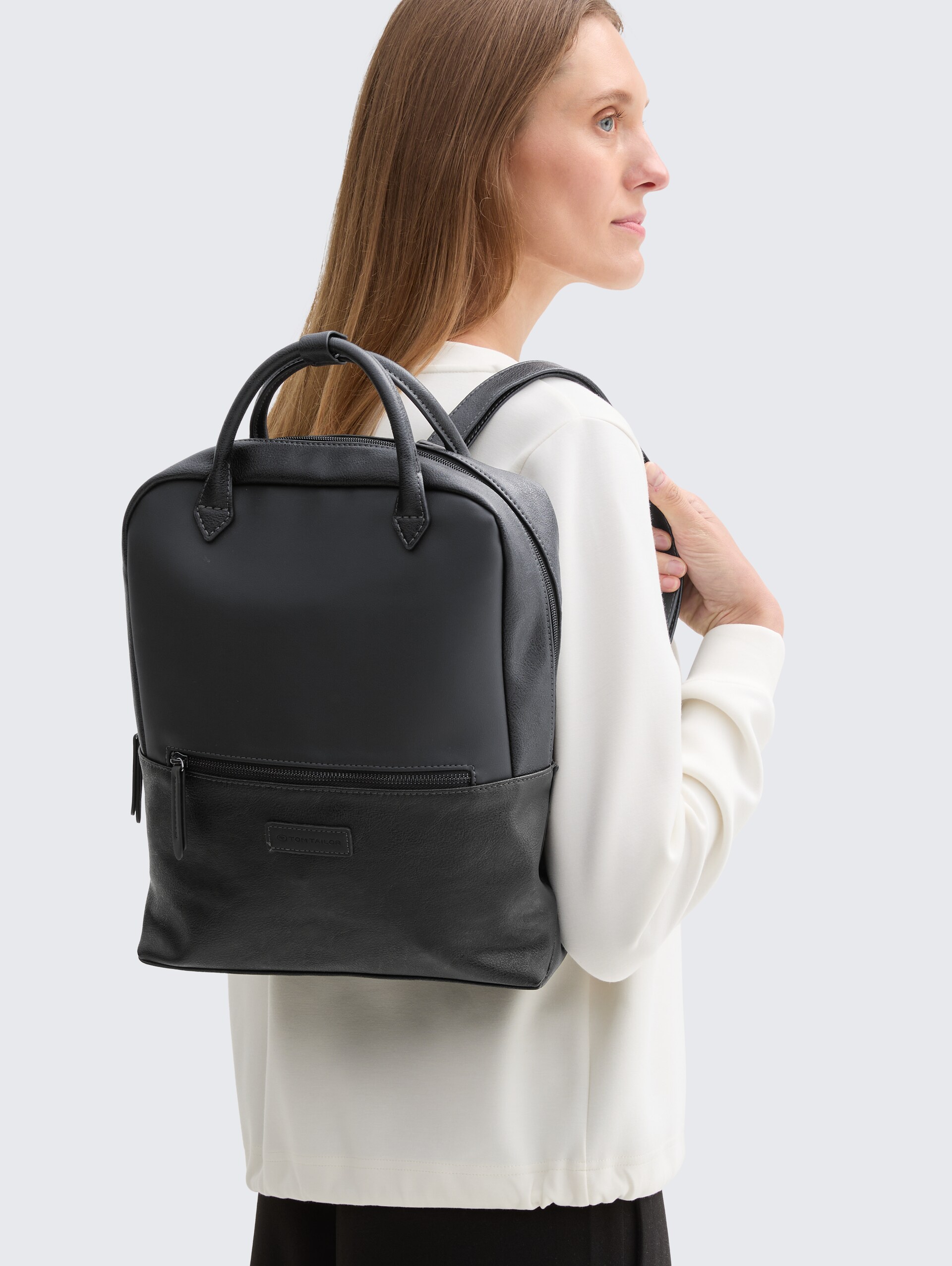TTGIA L Rucksack aus Lederimitat - schwarz / black - seitliche Model-Ansicht