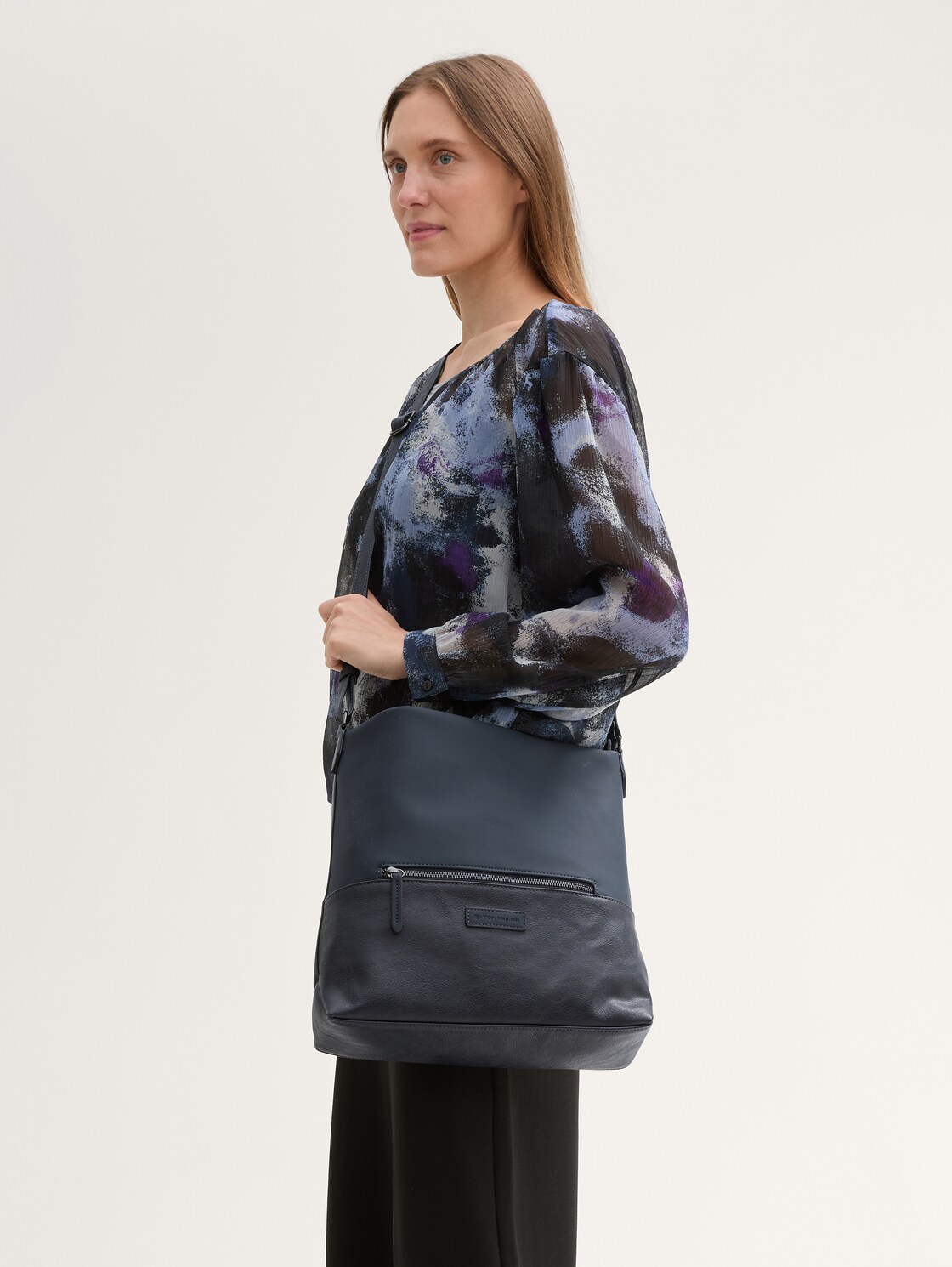 TTGIA M Beuteltasche aus Lederimitat - dark blue - seitliche Model-Ansicht