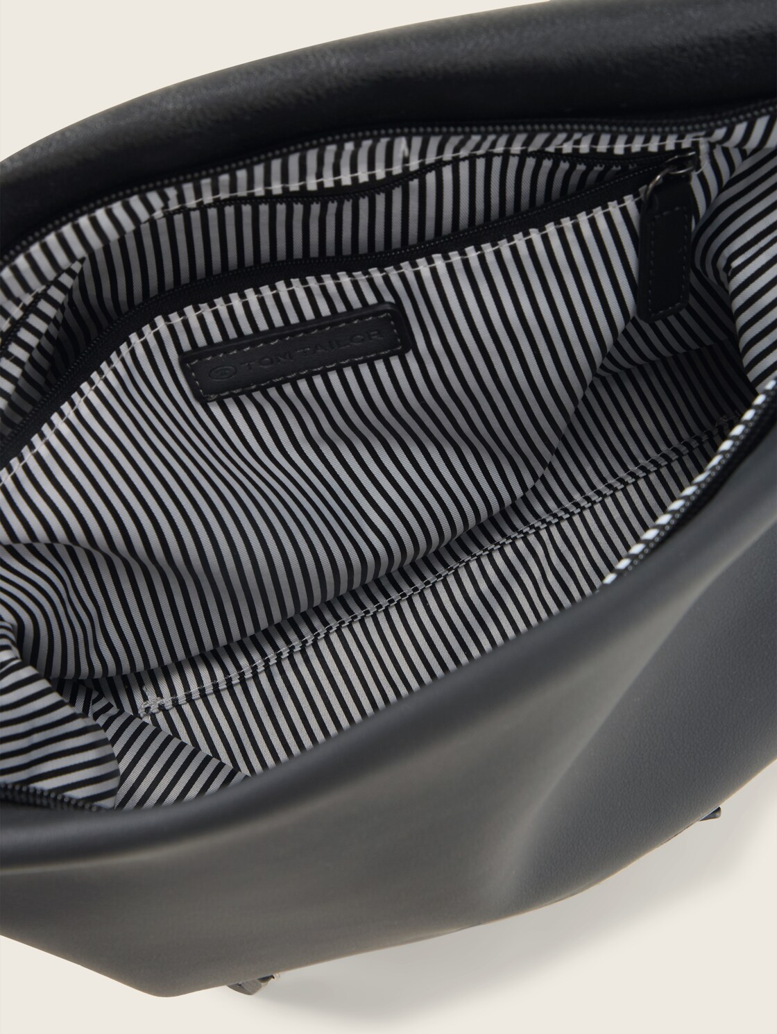 TTGIA M Beuteltasche aus Lederimitat - schwarz / black - seitliche Produkt-Ansicht 