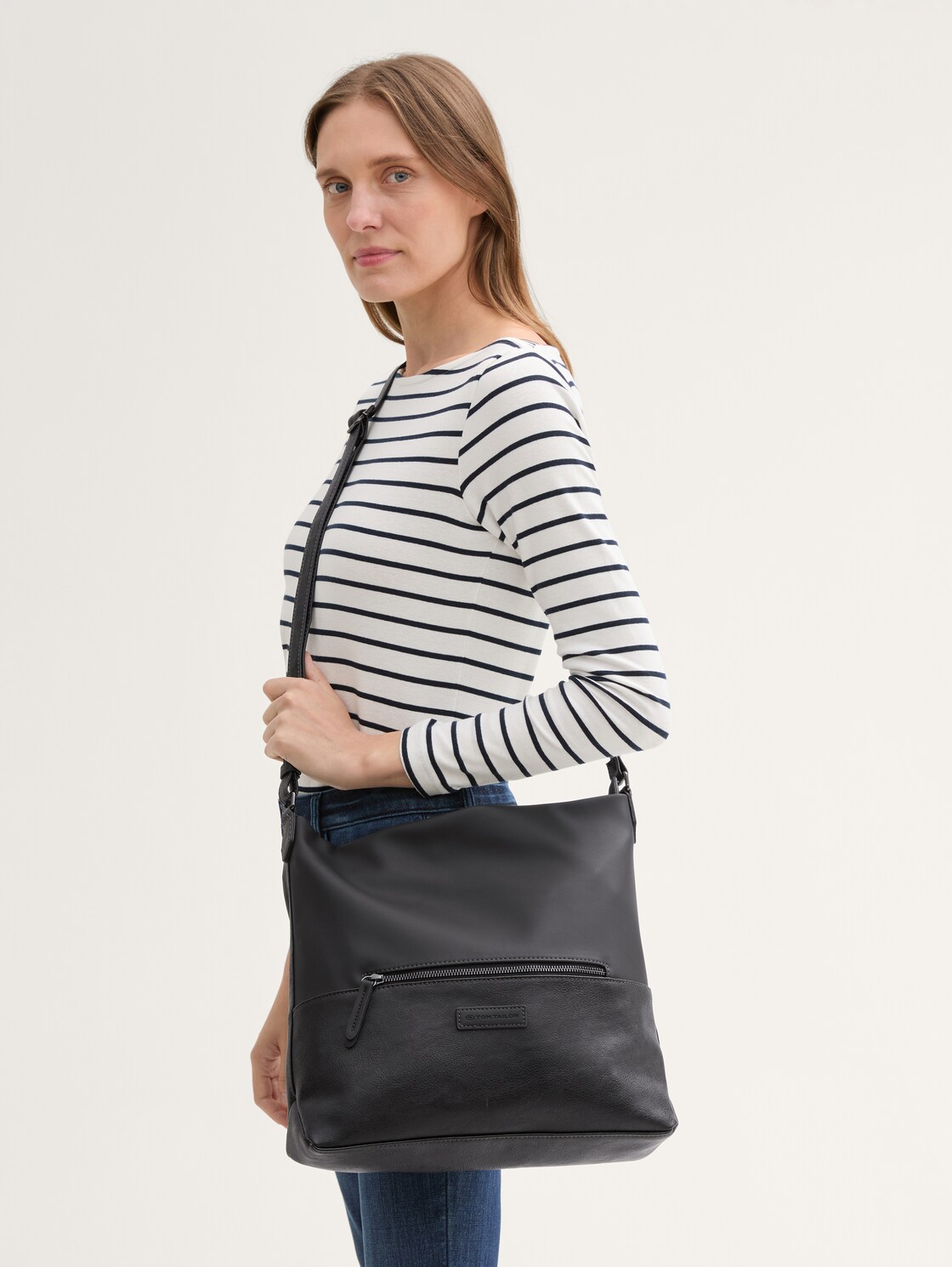 TTGIA M Beuteltasche aus Lederimitat - schwarz / black - seitliche Model-Ansicht