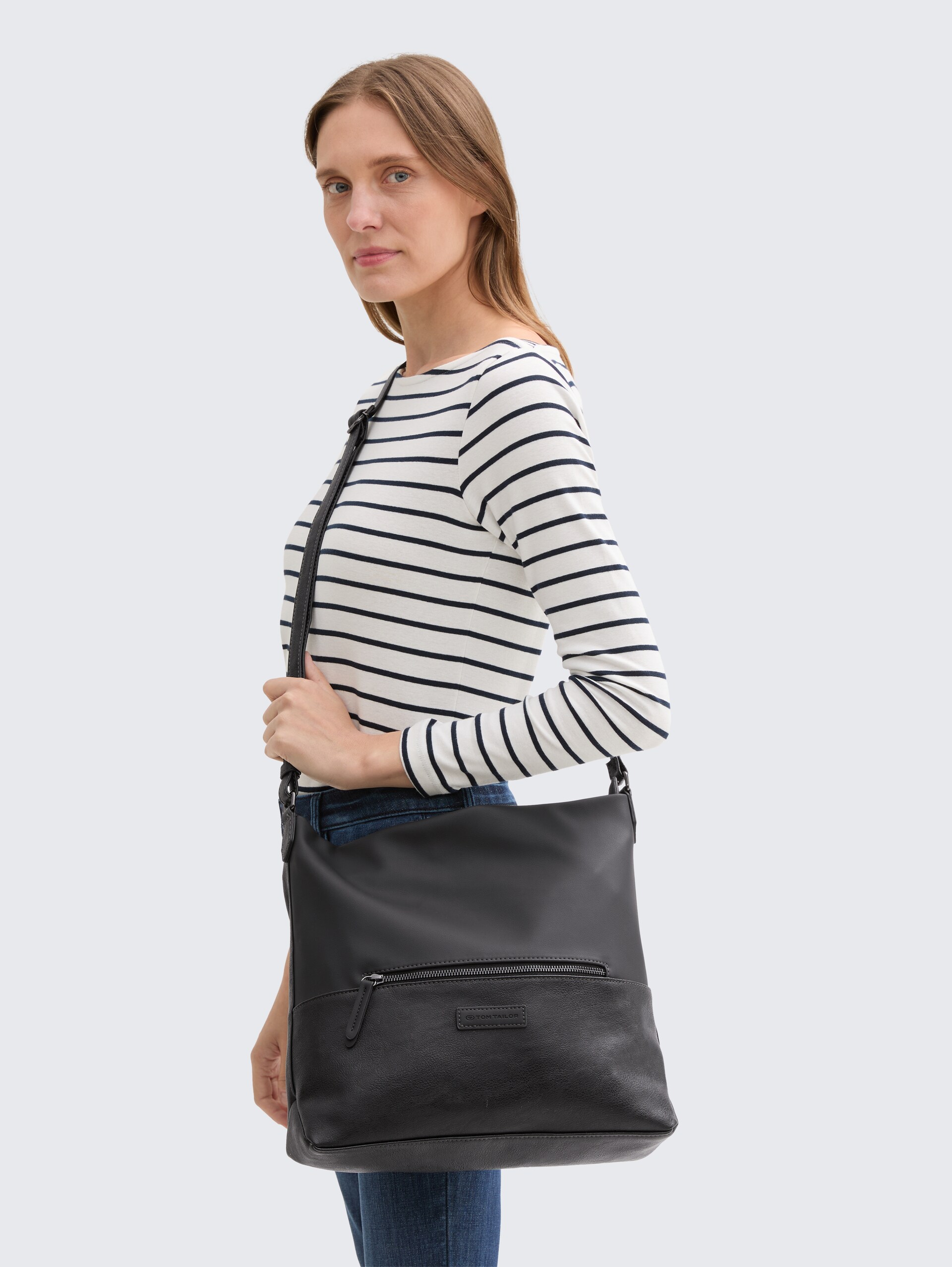 TTGIA M Beuteltasche aus Lederimitat - schwarz / black - seitliche Model-Ansicht