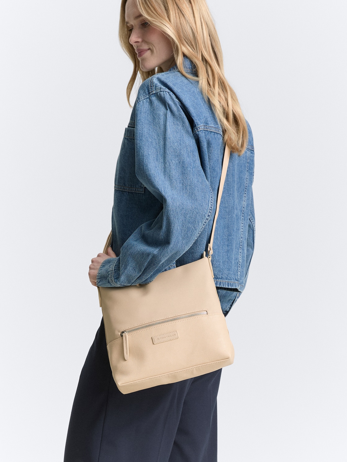 TTGIA M Umhängetasche aus Lederimitat - beige / beige - seitliche Model-Ansicht