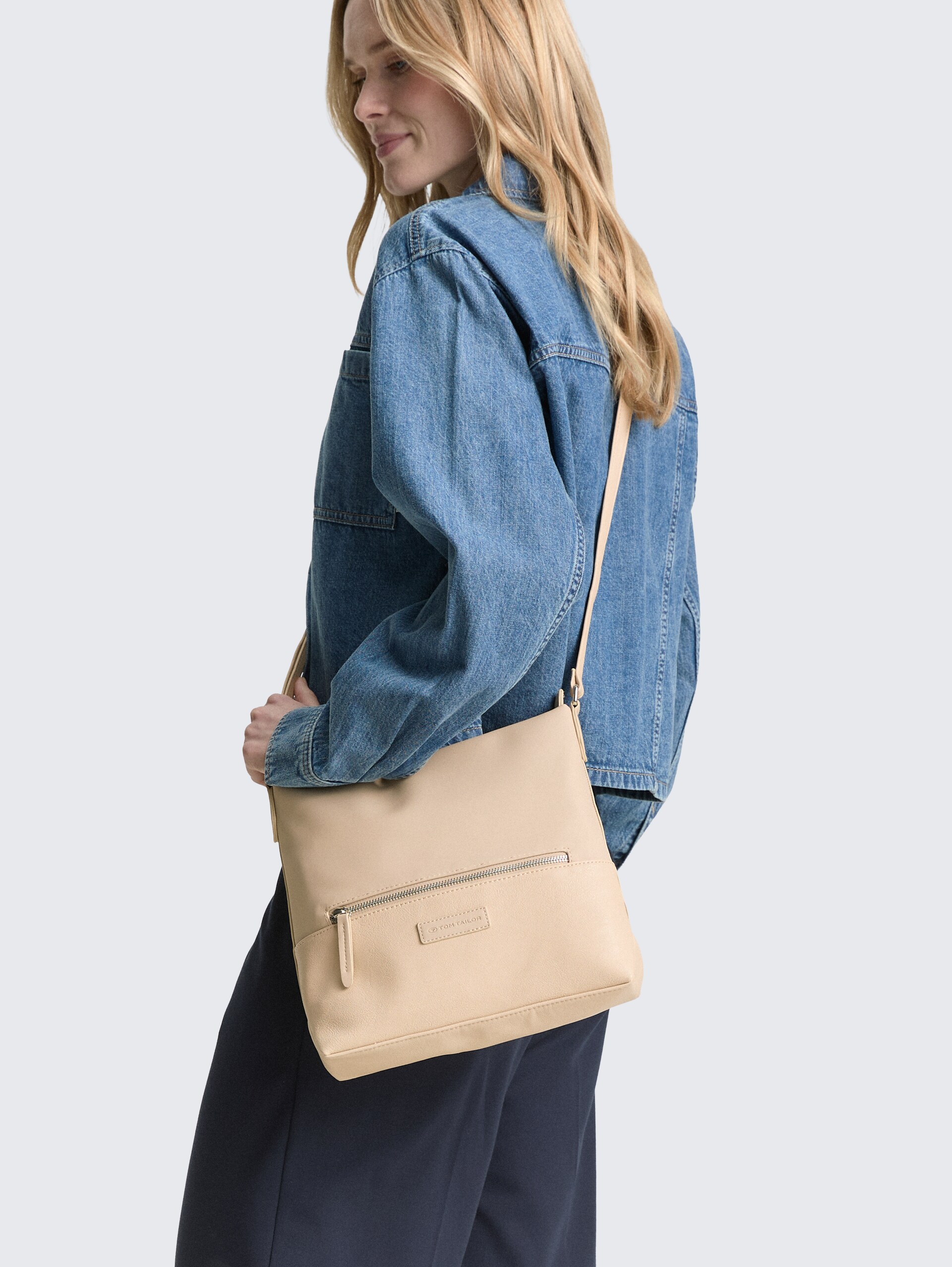 TTGIA M Umhängetasche aus Lederimitat - beige / beige - seitliche Model-Ansicht