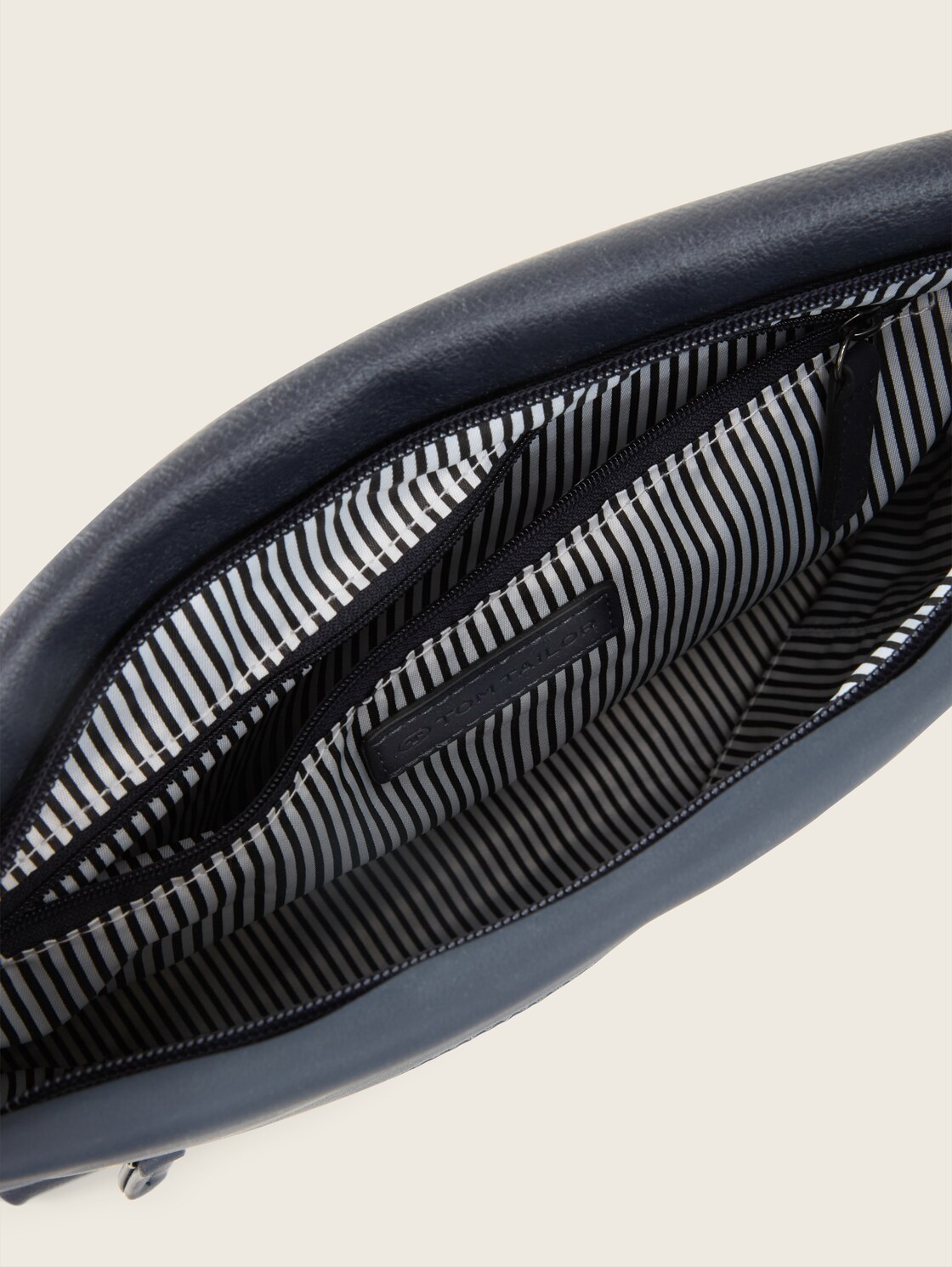 TTGIA M Umhängetasche aus Lederimitat - dark blue - seitliche Produkt-Ansicht 