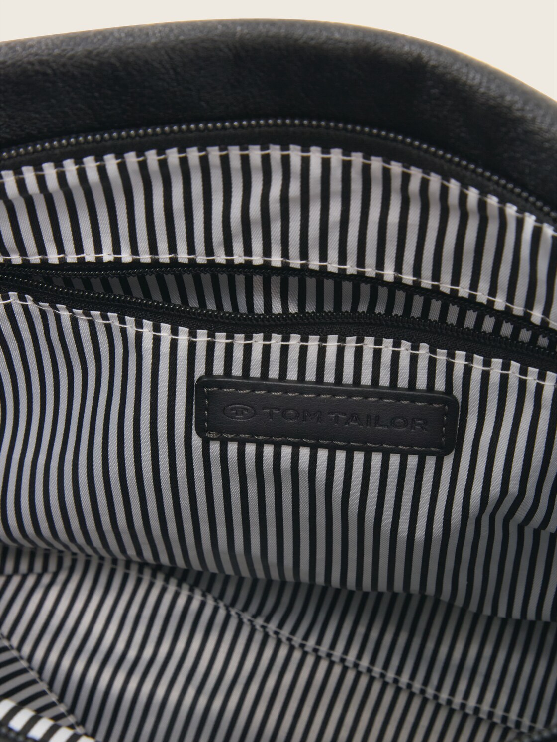 TTGIA M Umhängetasche aus Lederimitat - schwarz / black - seitliche Produkt-Ansicht 