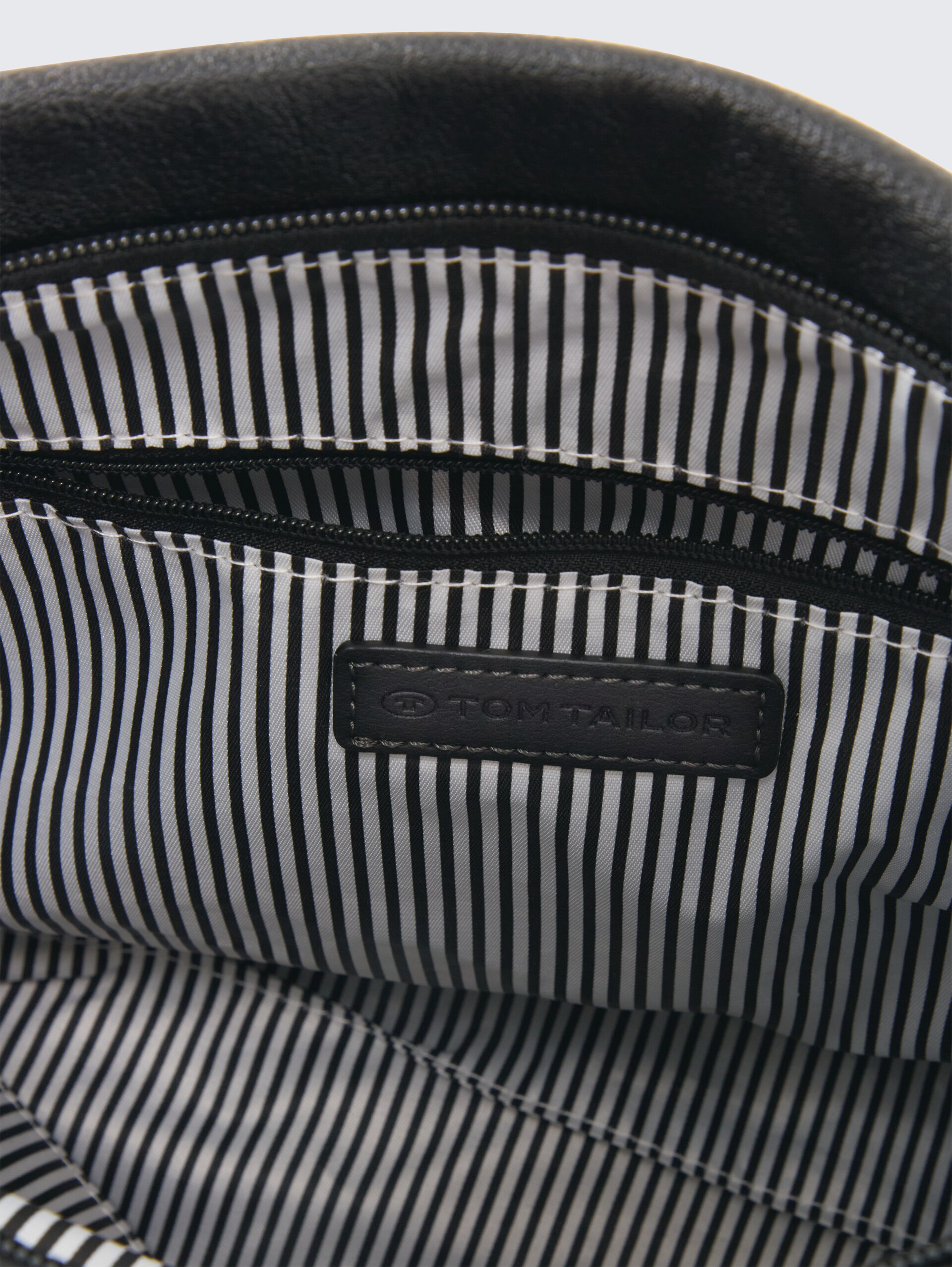 TTGIA M Umhängetasche aus Lederimitat - schwarz / black - seitliche Produkt-Ansicht 