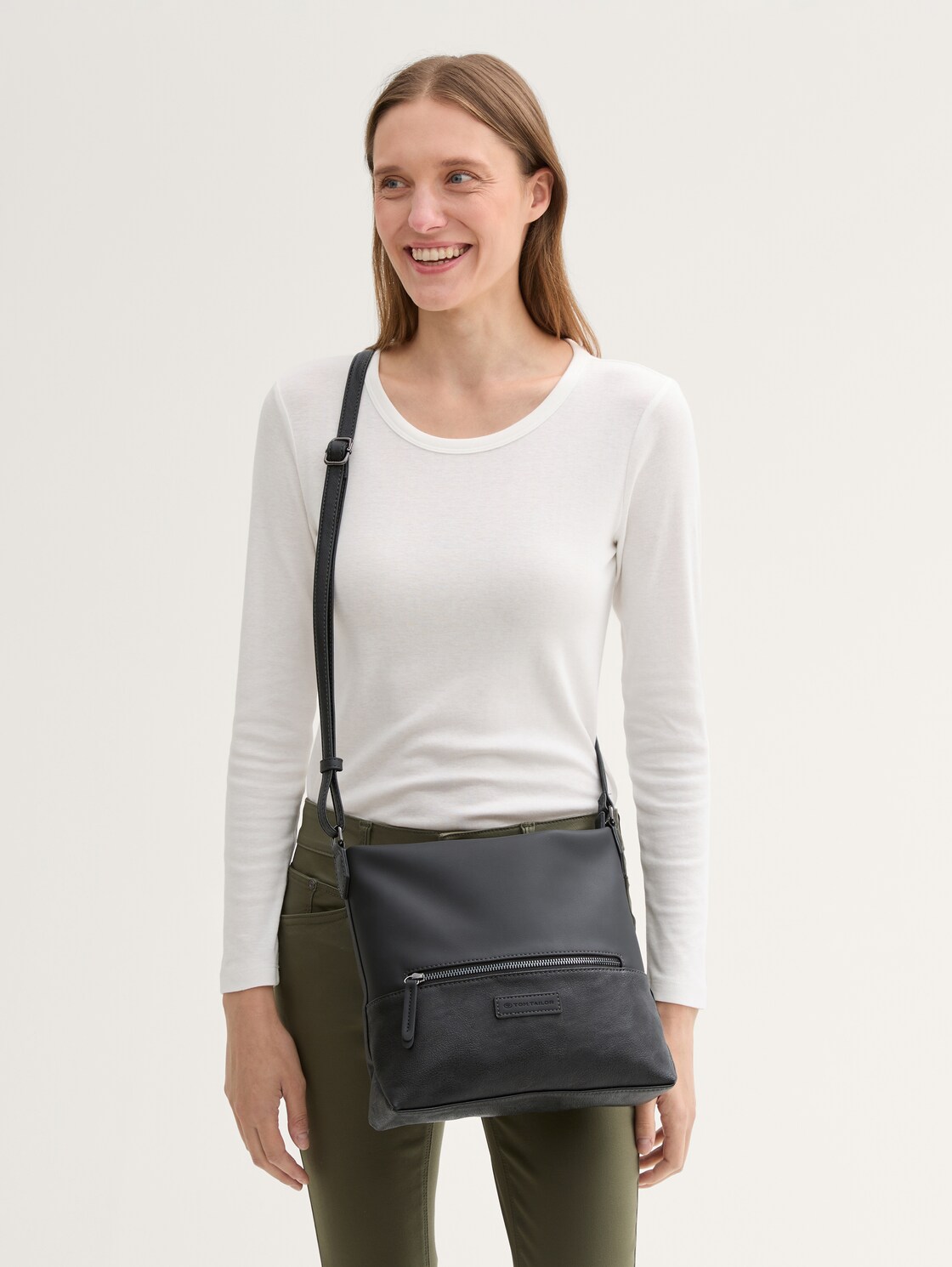 TTGIA M Umhängetasche aus Lederimitat - schwarz / black - seitliche Model-Ansicht