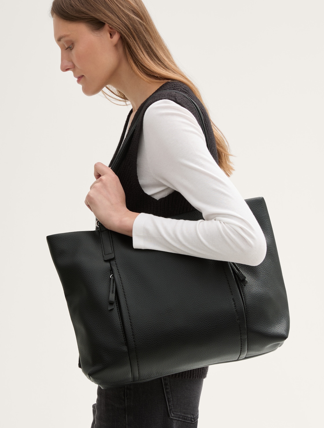 TTBECA L Shopper mit Reißverschluss-Details - schwarz / black - seitliche Model-Ansicht