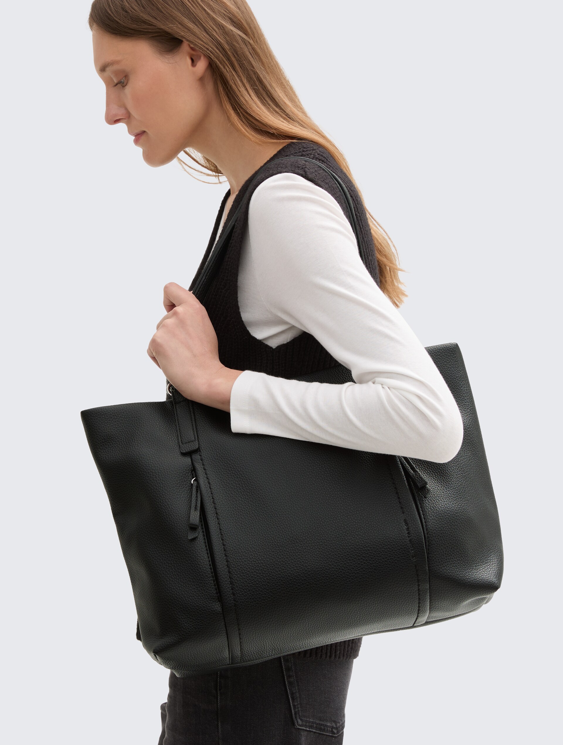TTBECA L Shopper mit Reißverschluss-Details - schwarz / black - seitliche Model-Ansicht