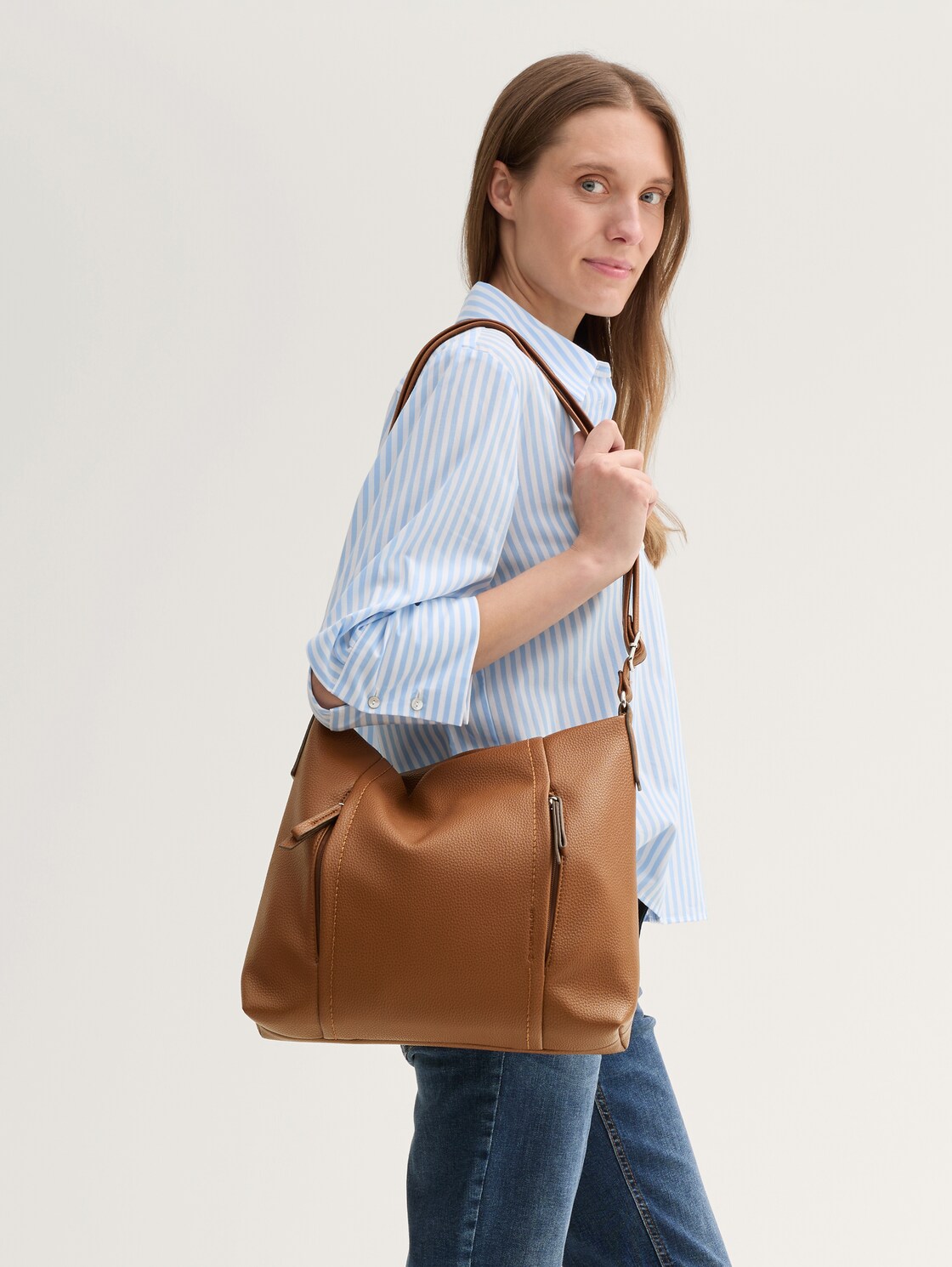 TTBECA M Beuteltasche mit Reißverschluss-Details - cognac / brandy - seitliche Model-Ansicht