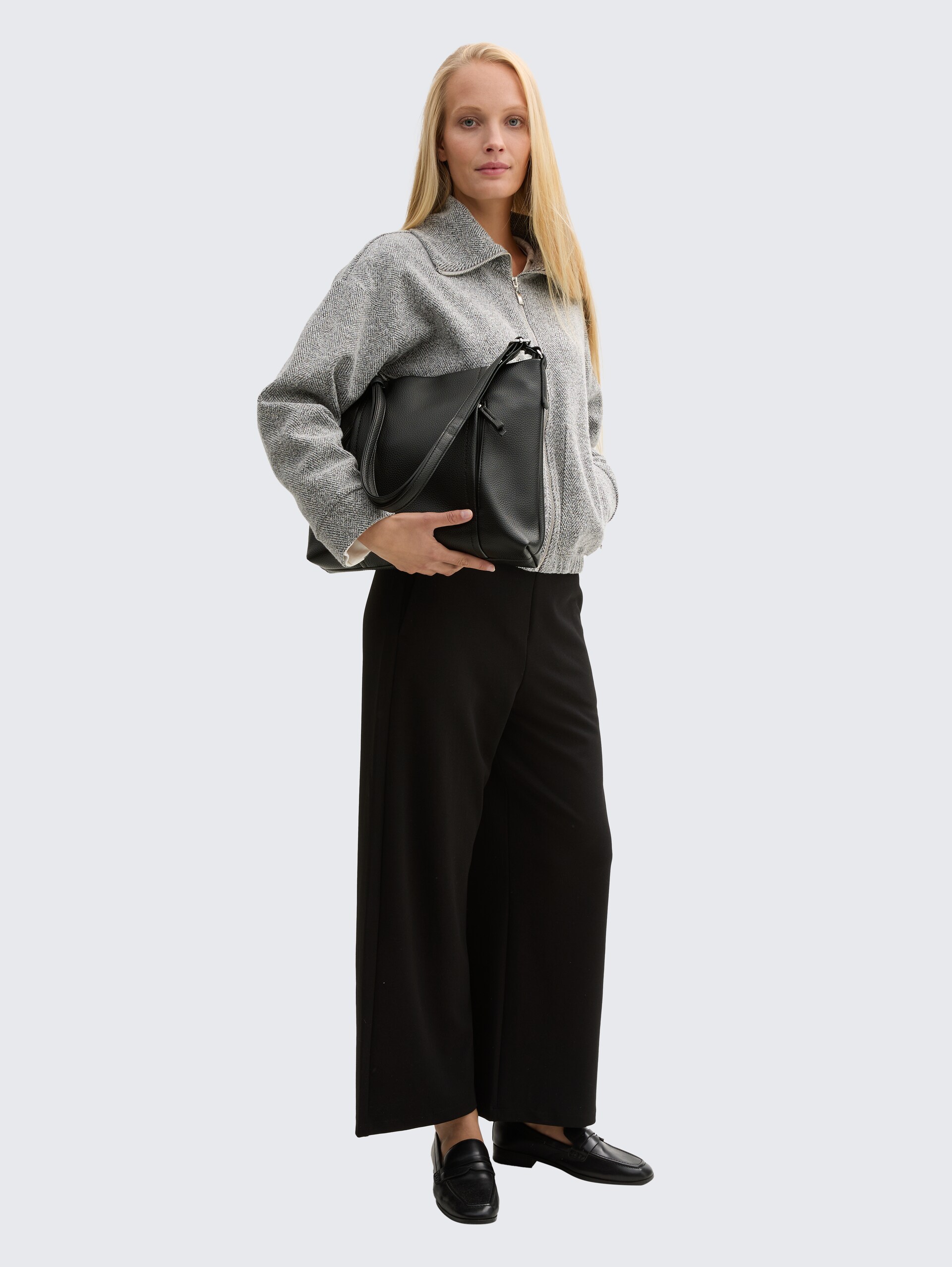 TTBECA M Beuteltasche mit Reißverschluss-Details - schwarz / black - seitliche Model-Ansicht