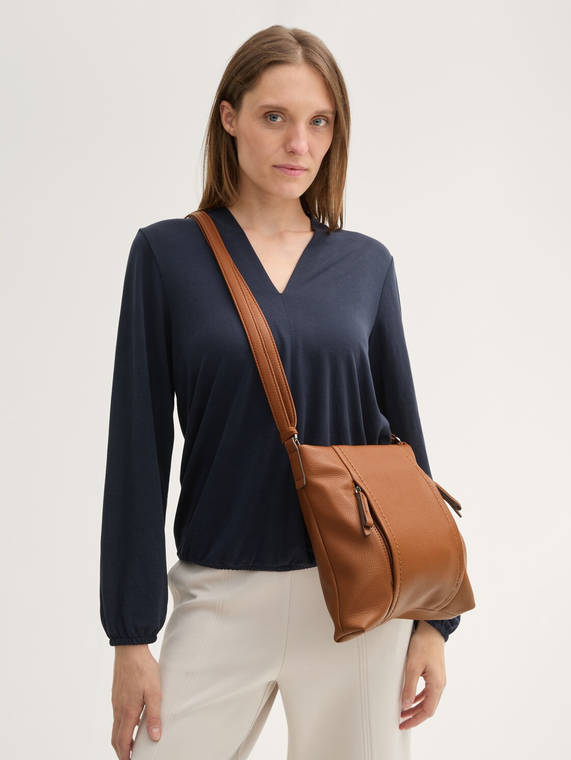 TTBECA M Umhängetasche mit Reißverschluss-Details - cognac / brandy - seitliche Model-Ansicht