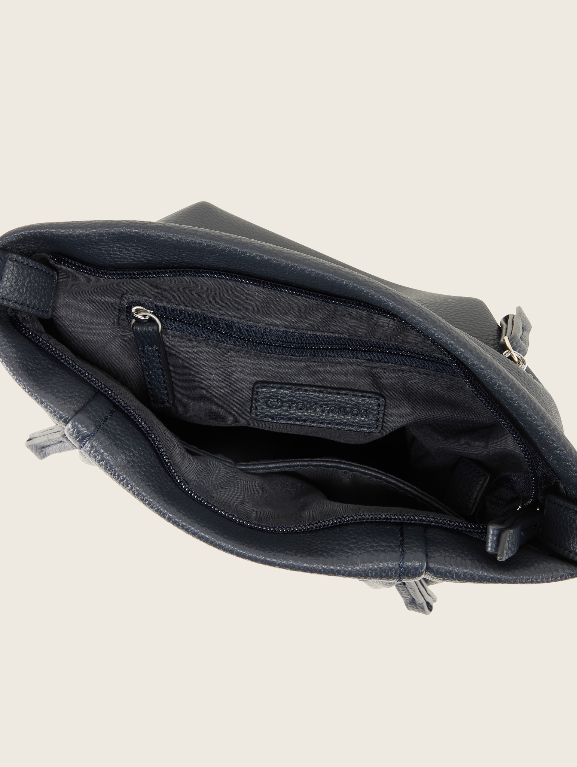 TTBECA M Umhängetasche mit Reißverschluss-Details - dark blue - seitliche Produkt-Ansicht 