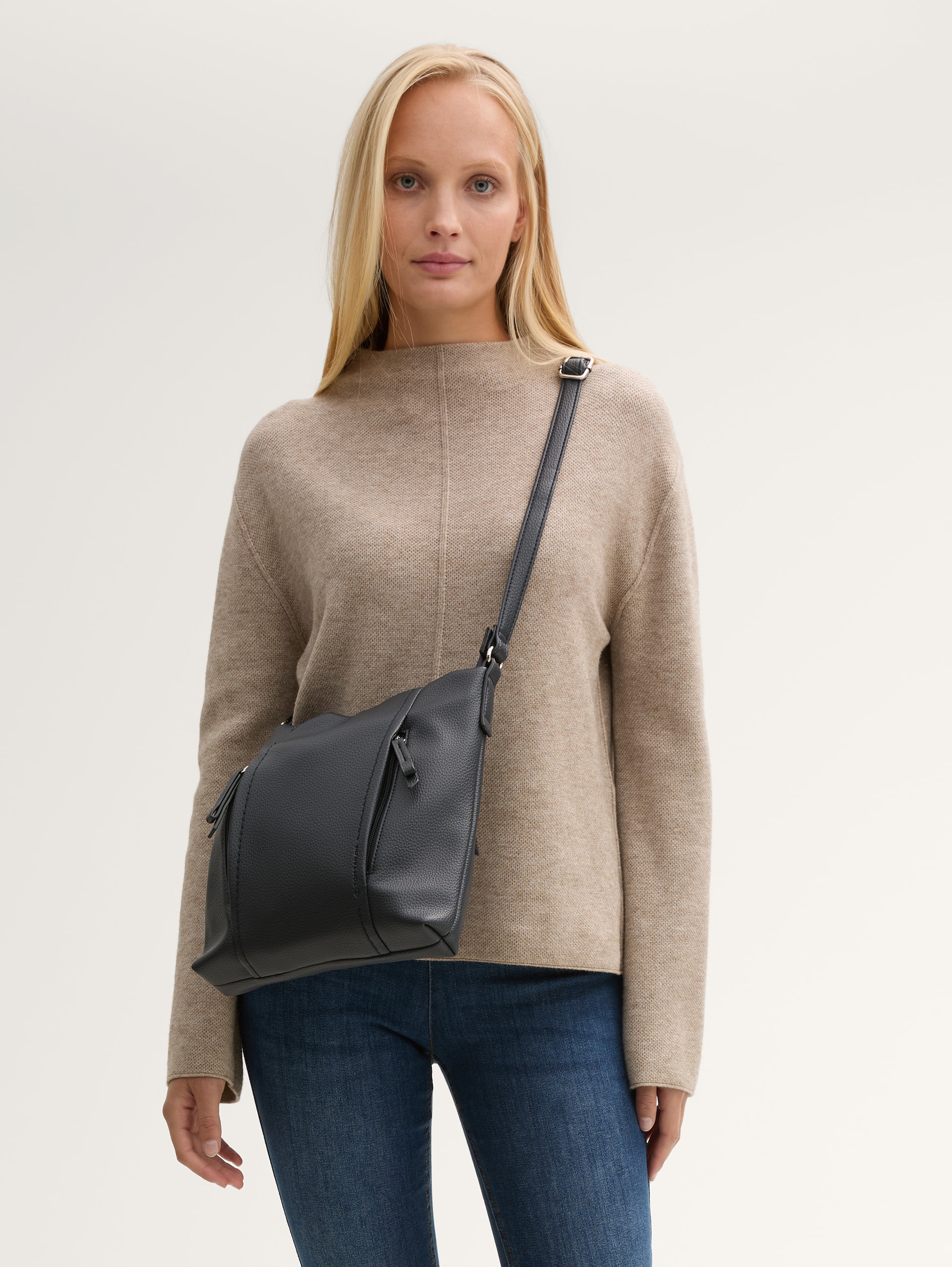 TTBECA M Umhängetasche mit Reißverschluss-Details - dark blue - seitliche Model-Ansicht