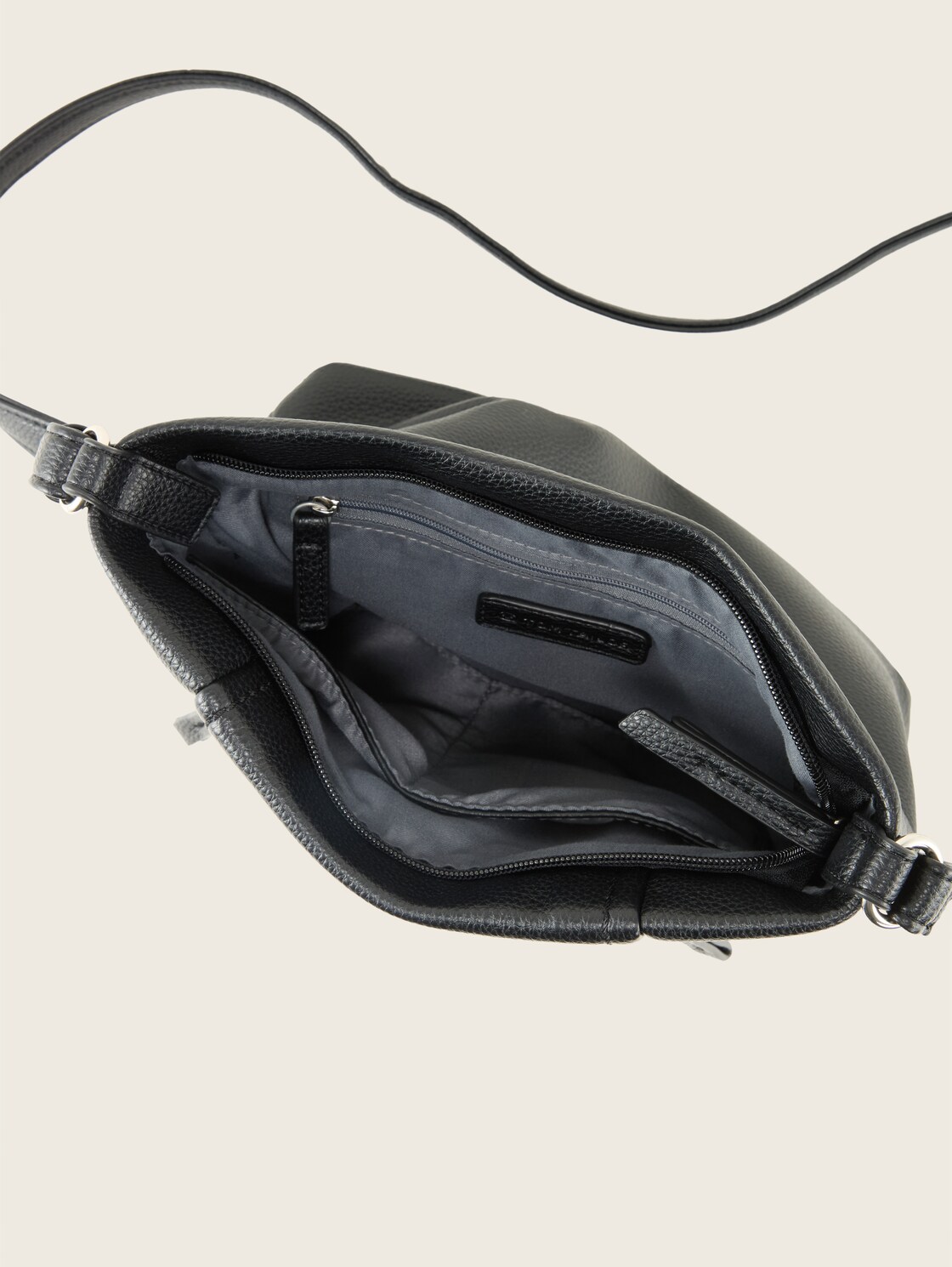 TTBECA M Umhängetasche mit Reißverschluss-Details - schwarz / black - seitliche Produkt-Ansicht 