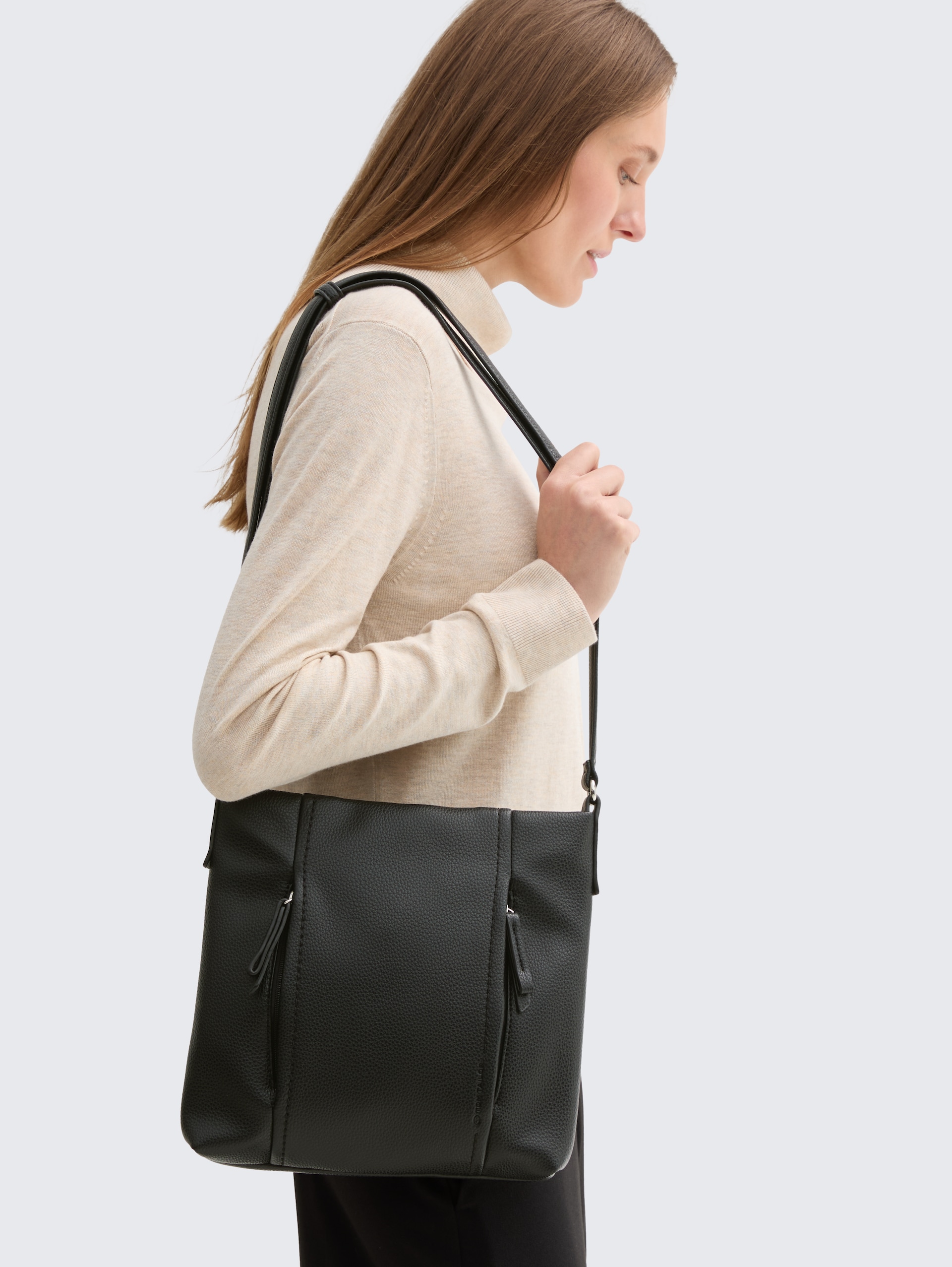 TTBECA M Umhängetasche mit Reißverschluss-Details - schwarz / black - seitliche Model-Ansicht