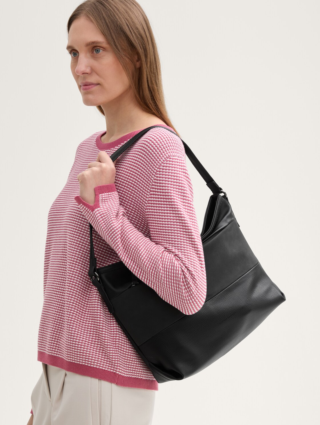 TTNICOLINA M Schultertasche mit Material-Mix - mixed black - seitliche Model-Ansicht