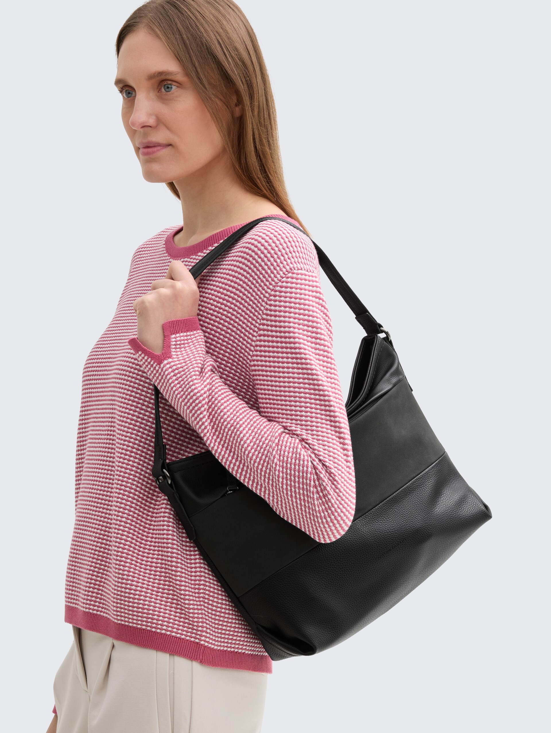 TTNICOLINA M Schultertasche mit Material-Mix - mixed black - seitliche Model-Ansicht
