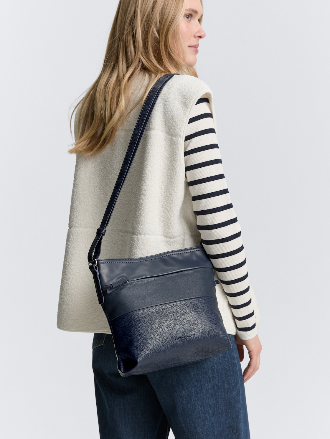 TTNICOLINA M Umhängetasche mit Material-Mix - dark blue - seitliche Model-Ansicht