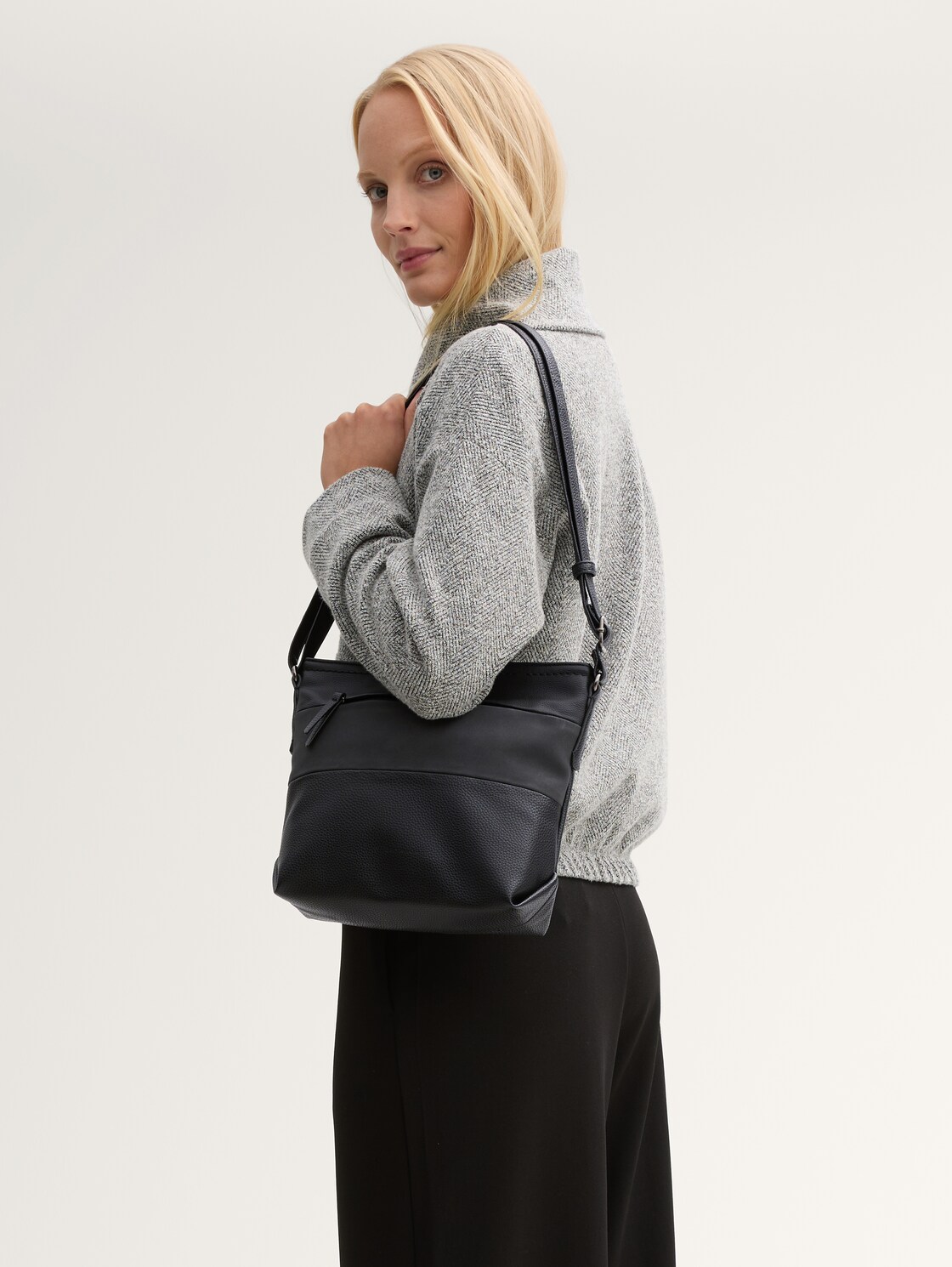 TTNICOLINA M shoulder bag with material mix - mixed black - side model view