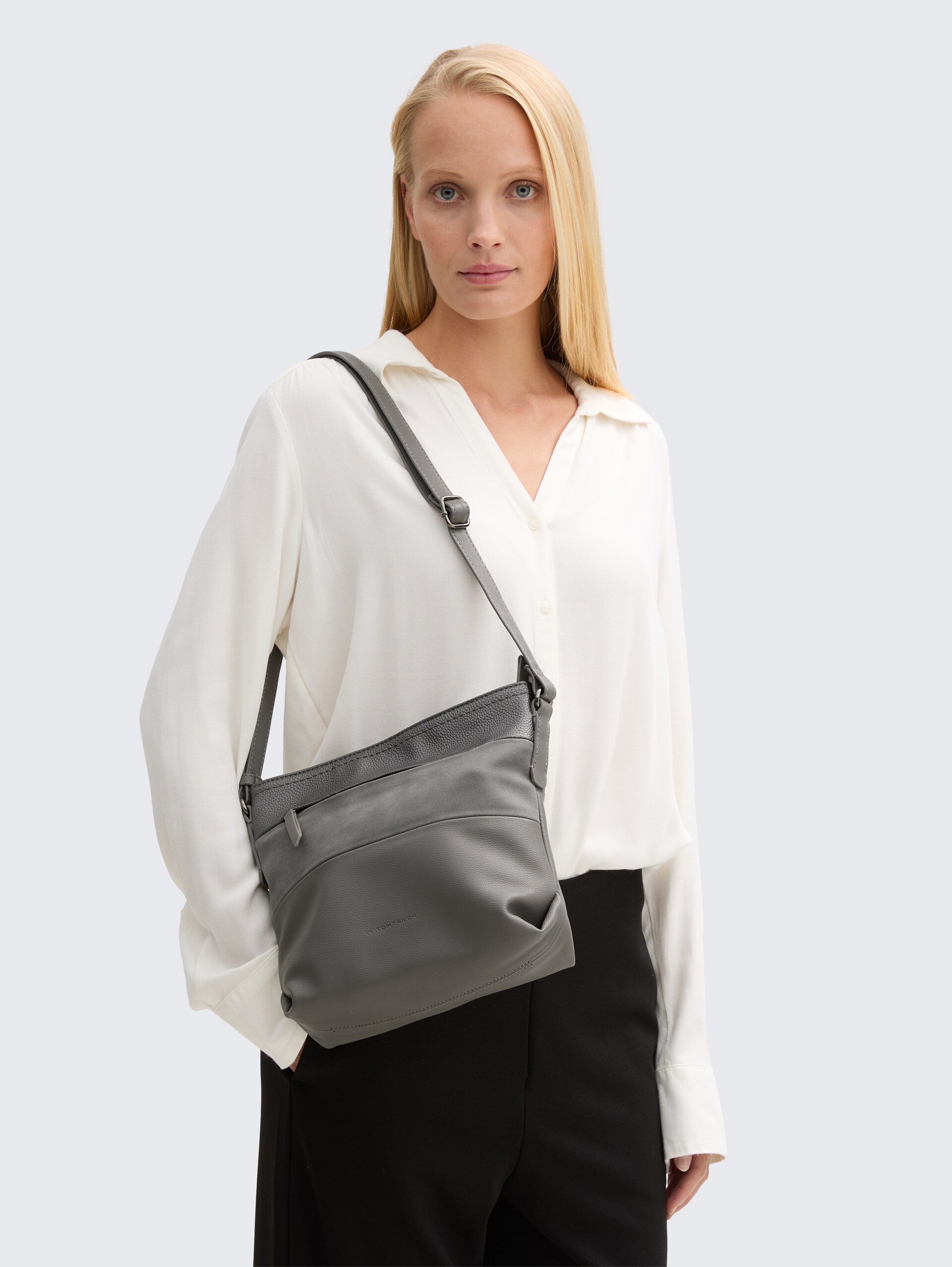 TTNICOLINA M Umhängetasche mit Material-Mix - mixed grey - seitliche Model-Ansicht