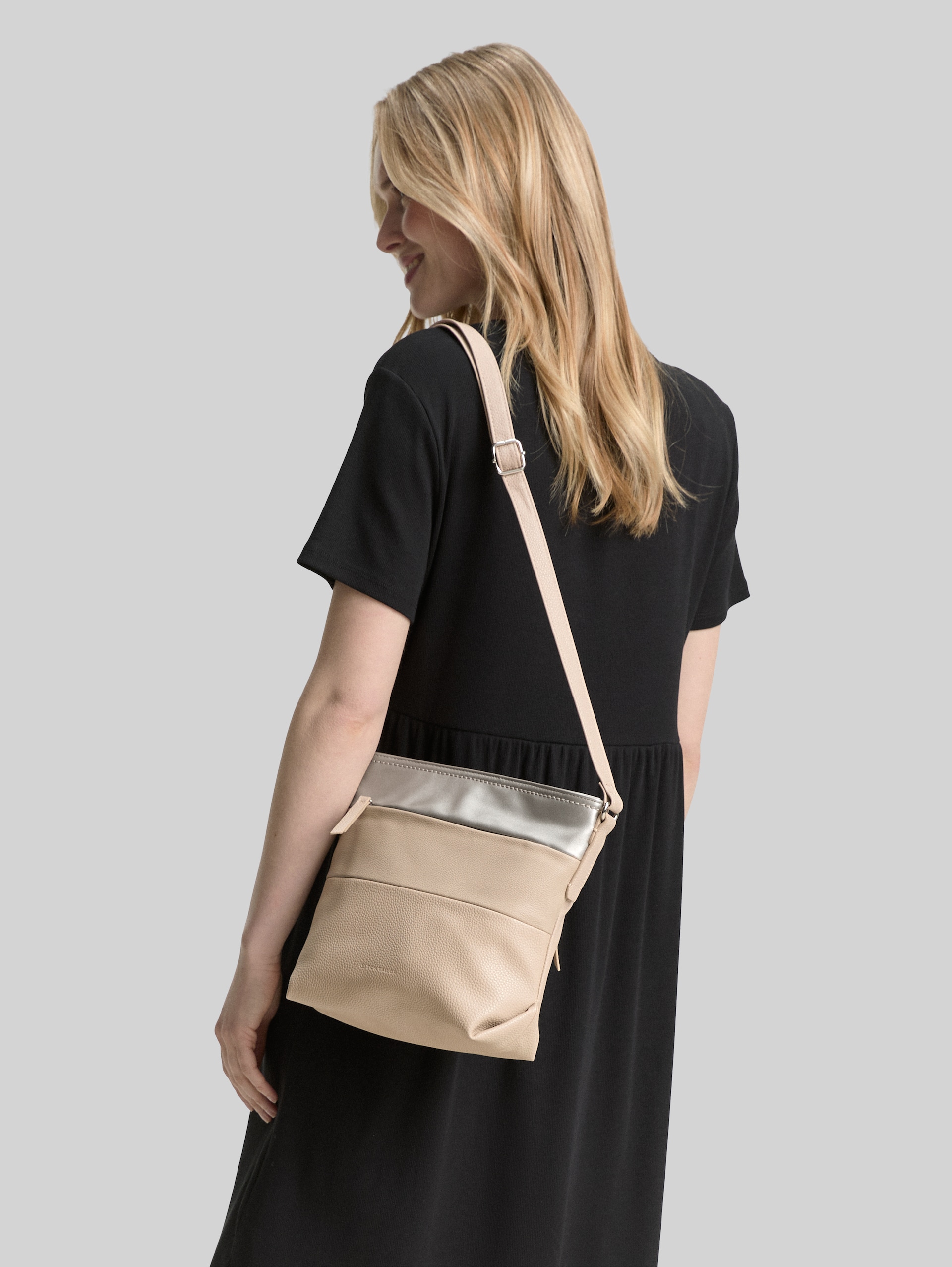 TTNICOLINA M Umhängetasche mit Material-Mix - mixed taupe - seitliche Model-Ansicht