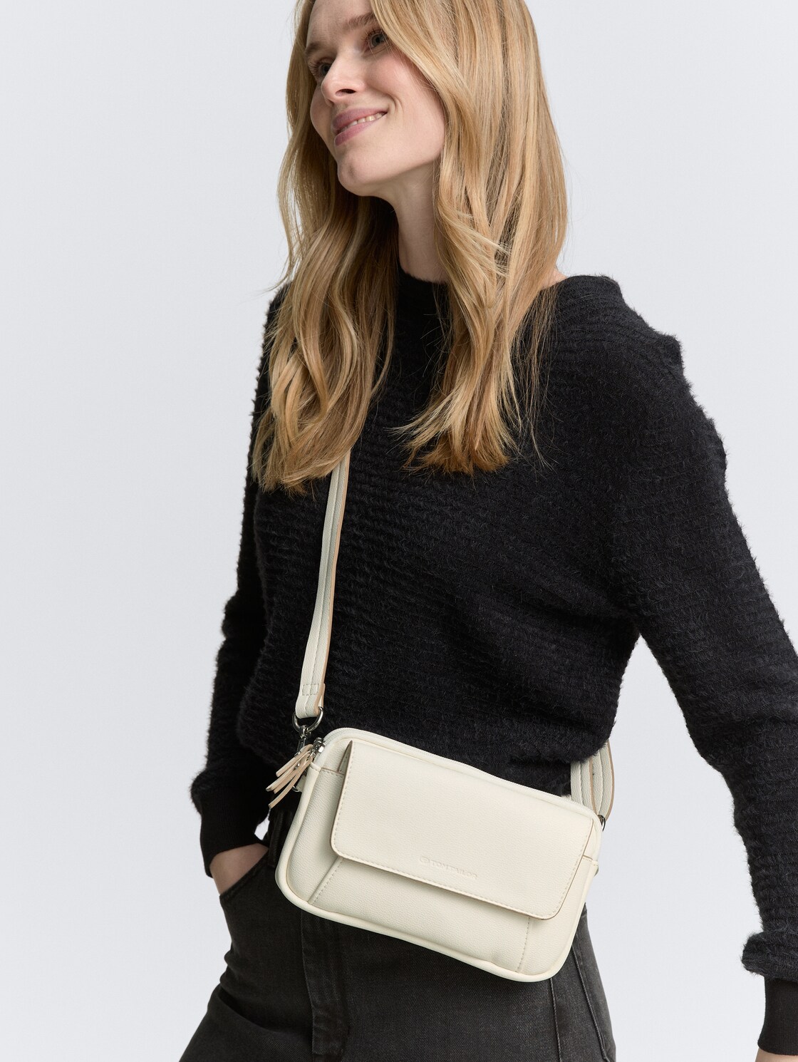 TTTILLY S Umhängetasche mit Umschlag - white - seitliche Model-Ansicht