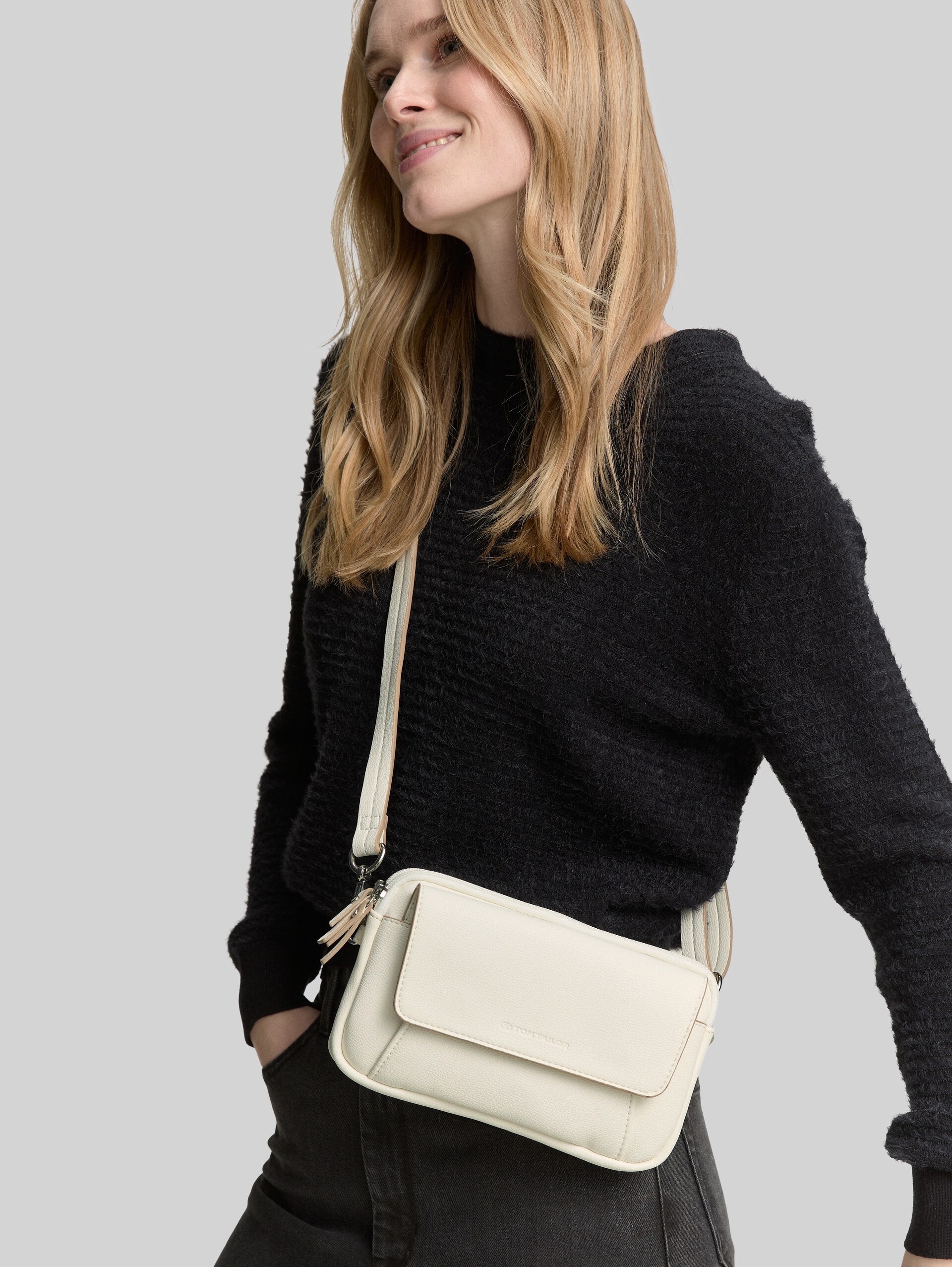 TTTILLY S shoulder bag with flap - white - side model view