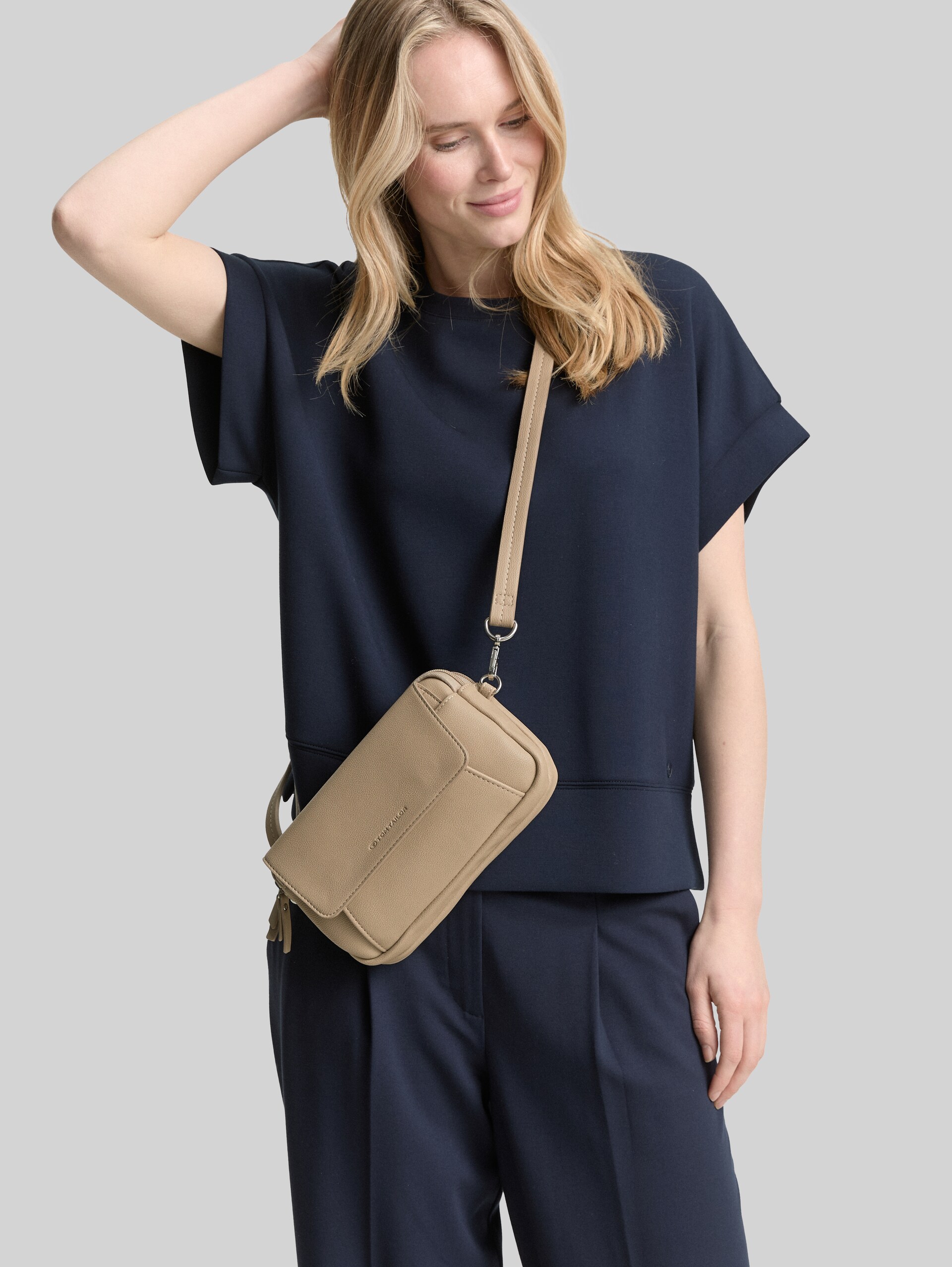 TTTILLY S Umhängetasche mit Umschlag - taupe / taupe - seitliche Model-Ansicht