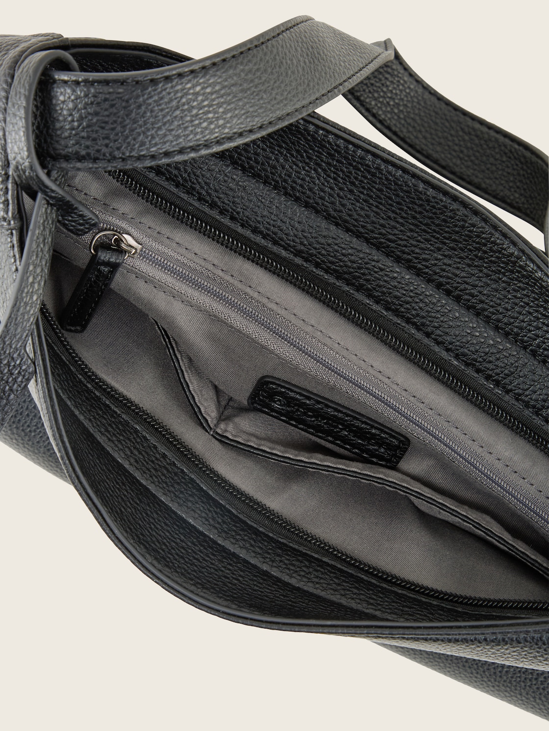 TTBERIT M Beuteltasche mit Logo-Anhänger - schwarz / black - seitliche Produkt-Ansicht 