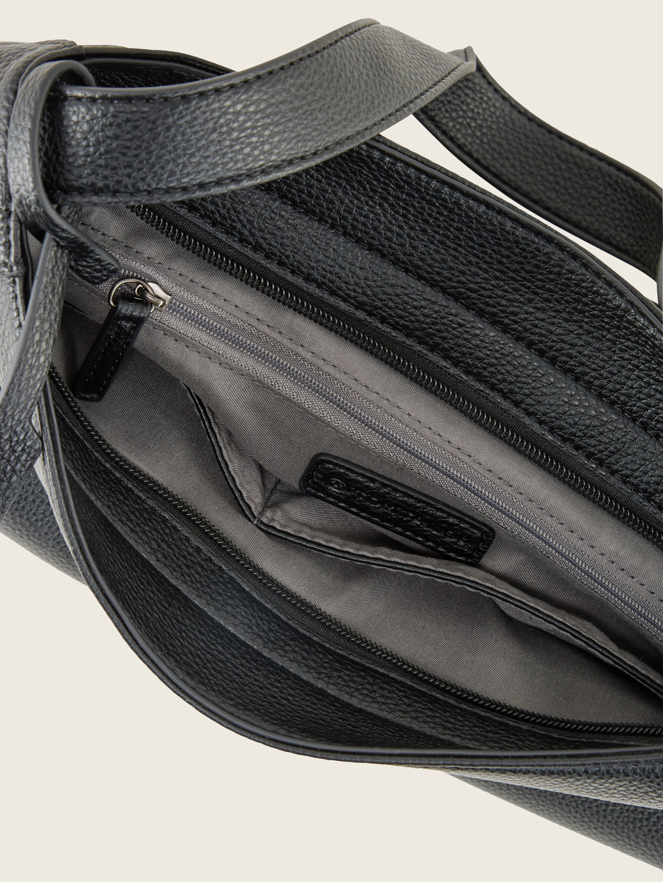 TTBERIT M Beuteltasche mit Logo-Anhänger - schwarz / black - seitliche Produkt-Ansicht 