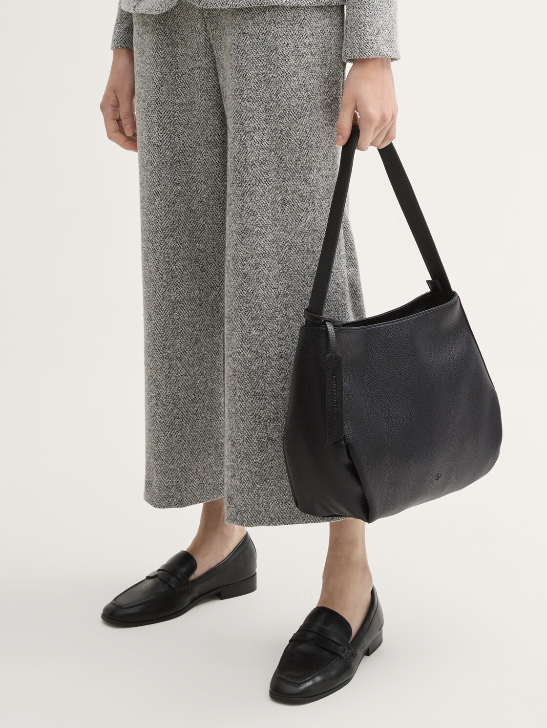 TTBERIT M Beuteltasche mit Logo-Anhänger - schwarz / black - seitliche Model-Ansicht