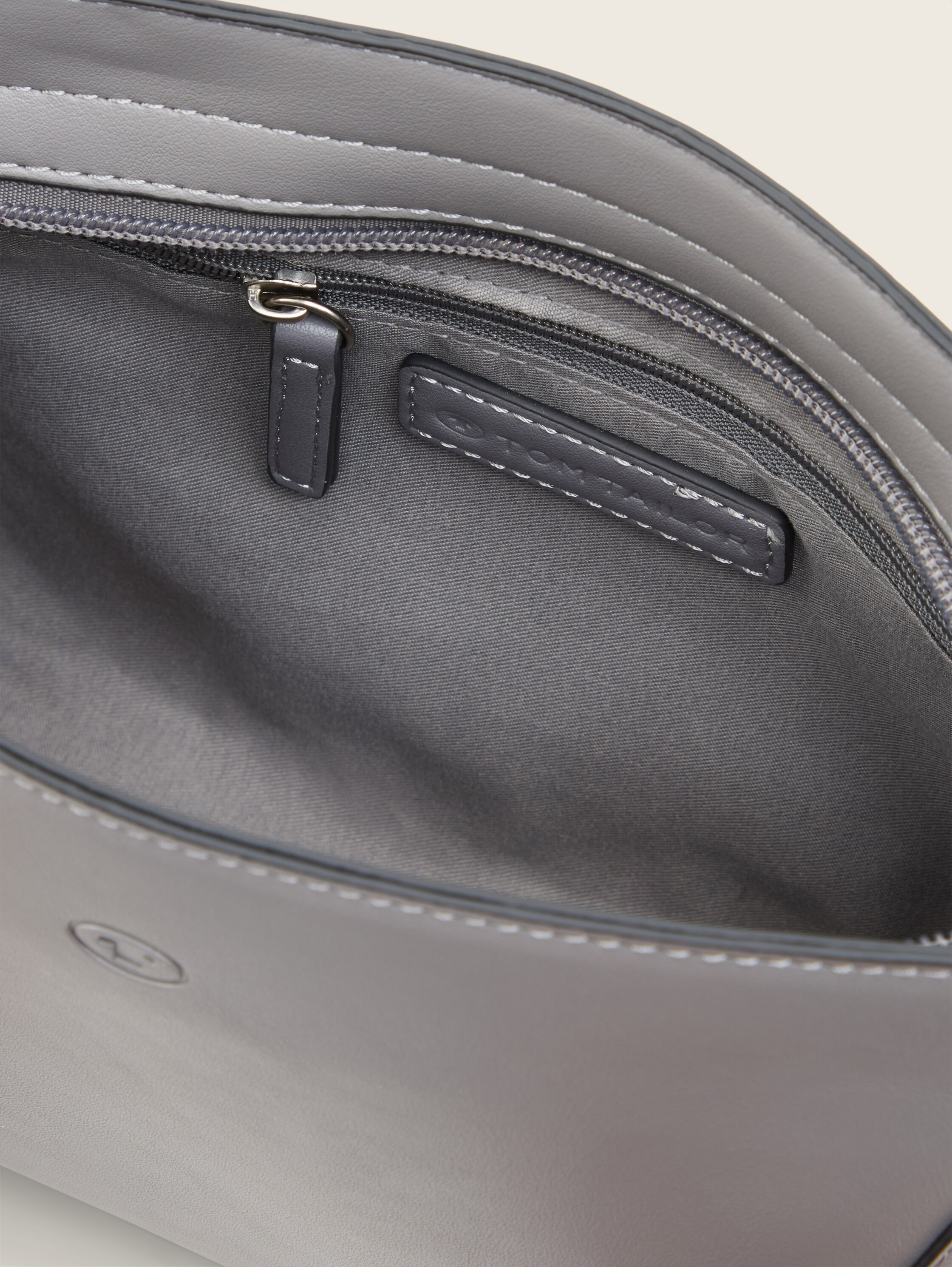TTMANOLA S Umhängetasche mit Logo-Prägung - grey - 