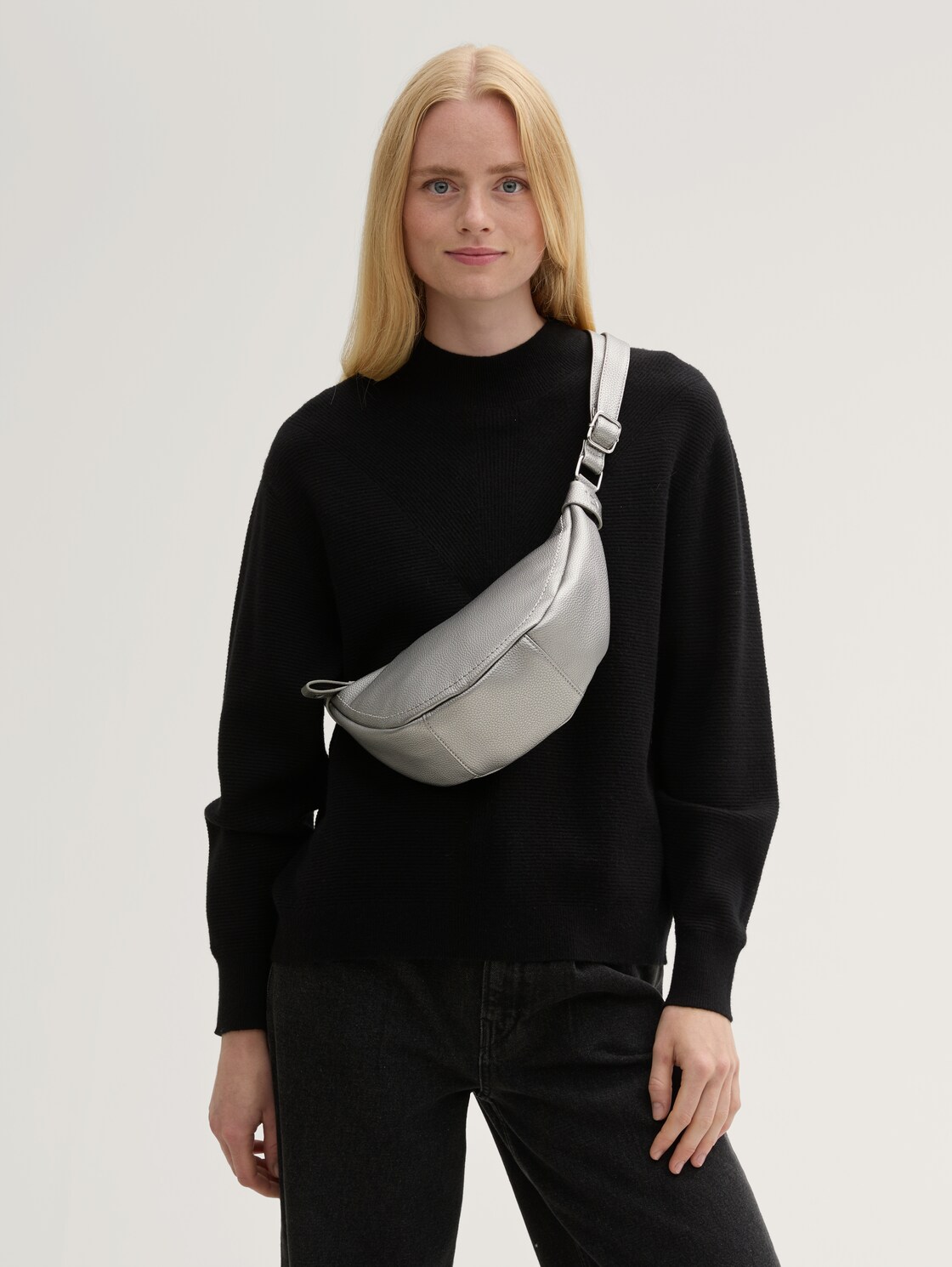 TTLIRIEL M Umhängetasche - silber / silver - seitliche Model-Ansicht