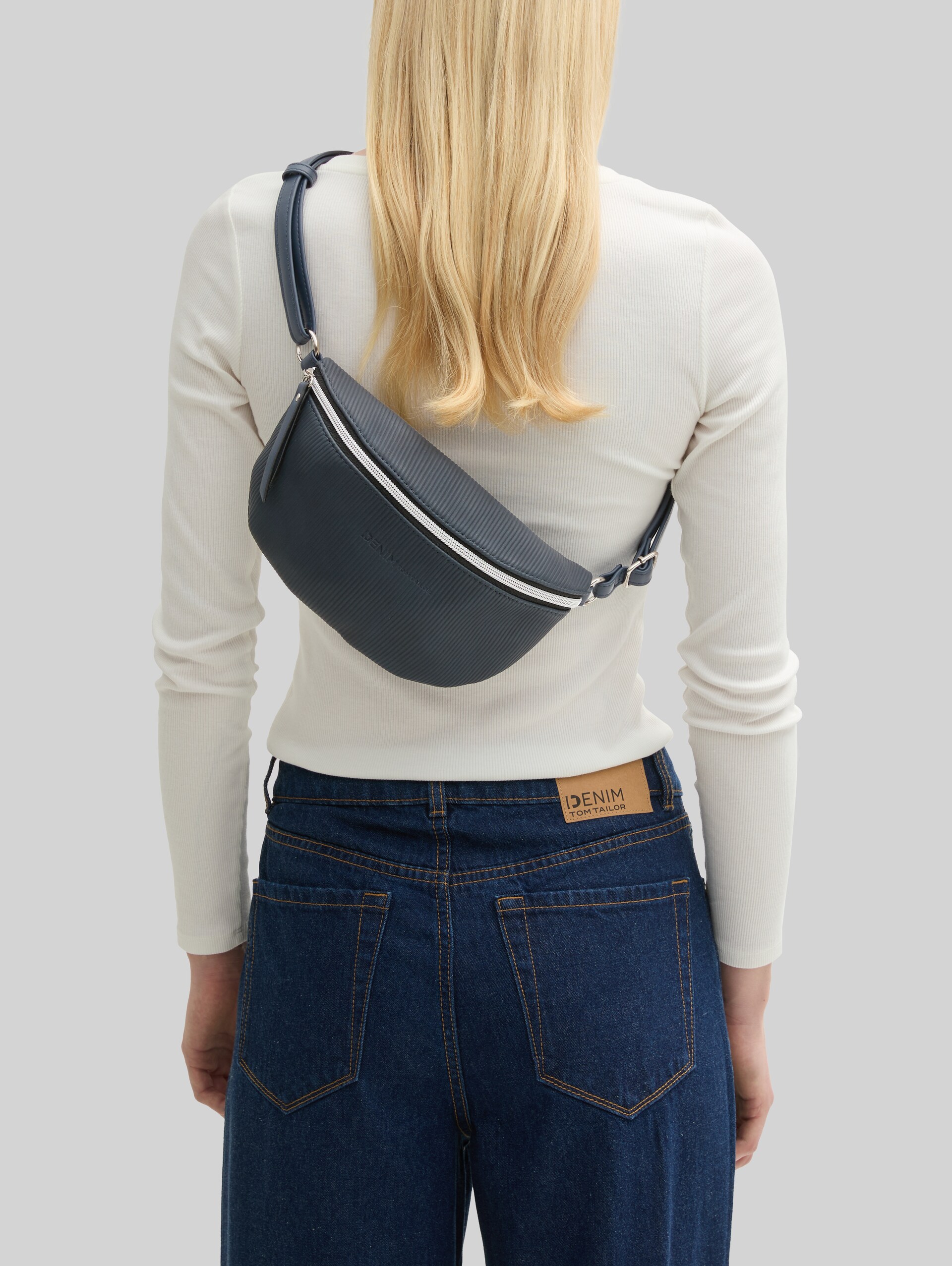 TTROSIE Gürteltasche in Cord-Optik - dark blue - seitliche Model-Ansicht