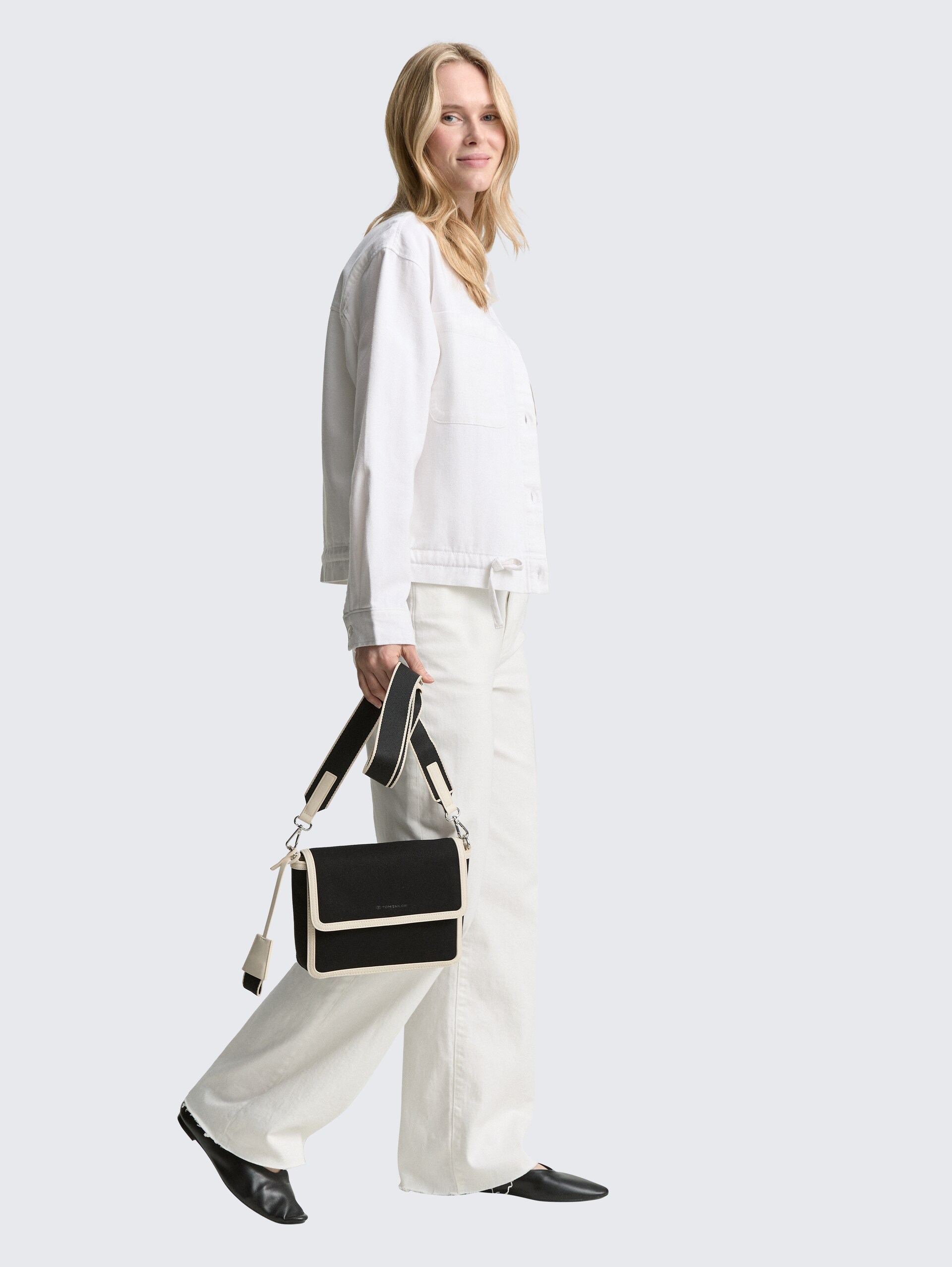 TTSUZI M Schultertasche mit kontrastierenden Kantendetails - schwarz / black - seitliche Model-Ansicht