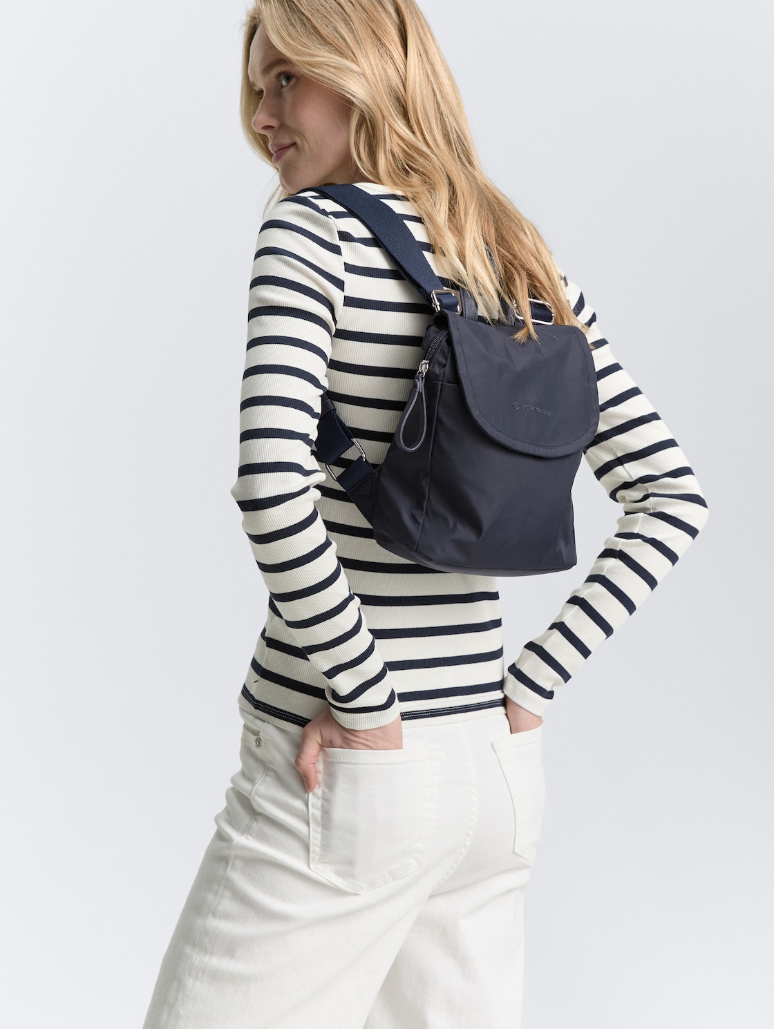 TTSANSA M Rucksack mit Überschlag - dark blue - seitliche Model-Ansicht