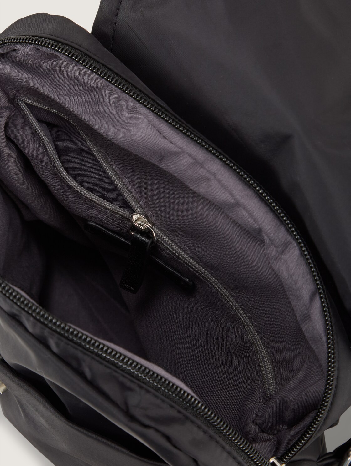 TTSANSA M Rucksack mit Überschlag - schwarz / black - seitliche Produkt-Ansicht 