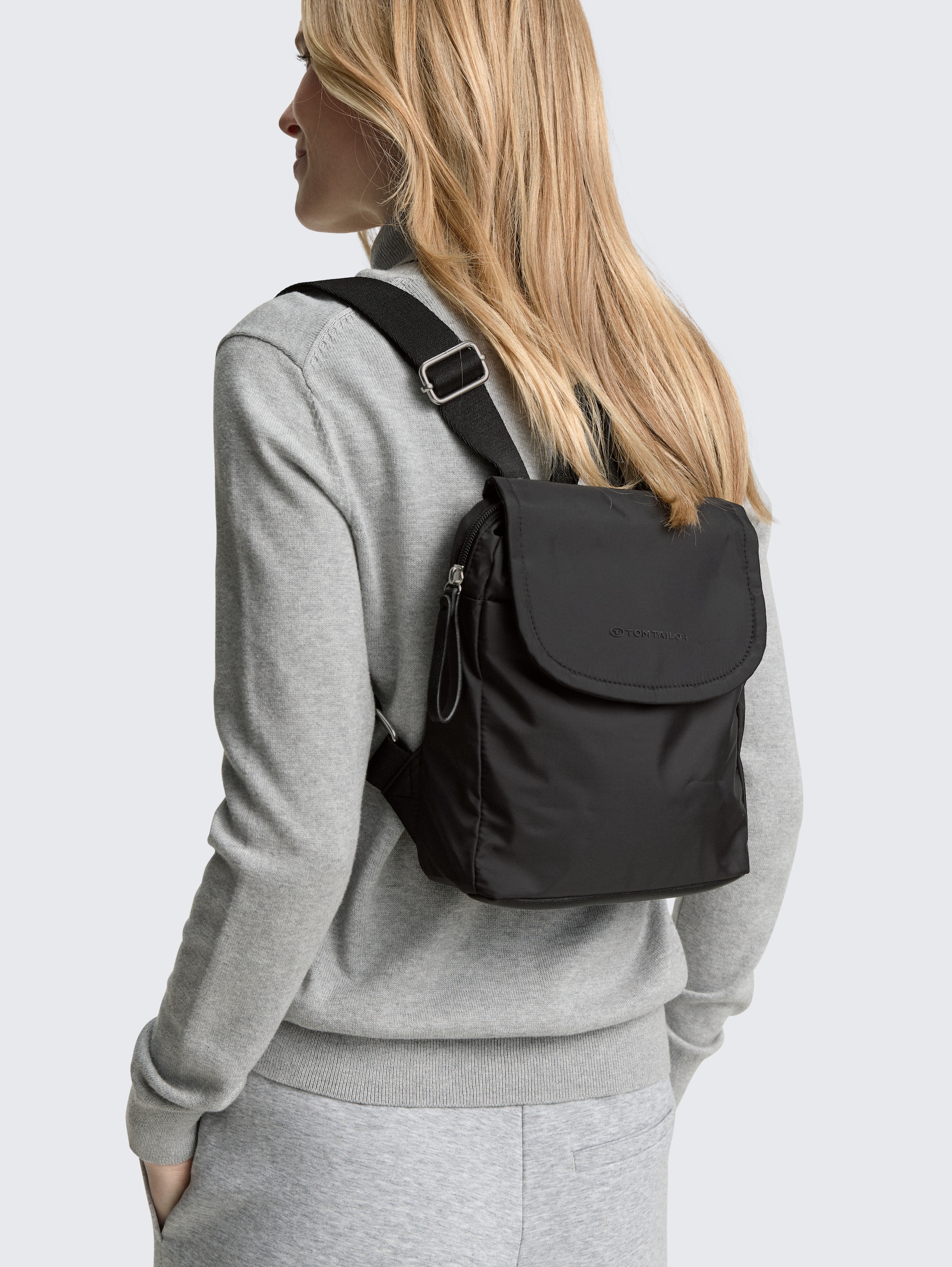 TTSANSA M Rucksack mit Überschlag - schwarz / black - seitliche Model-Ansicht
