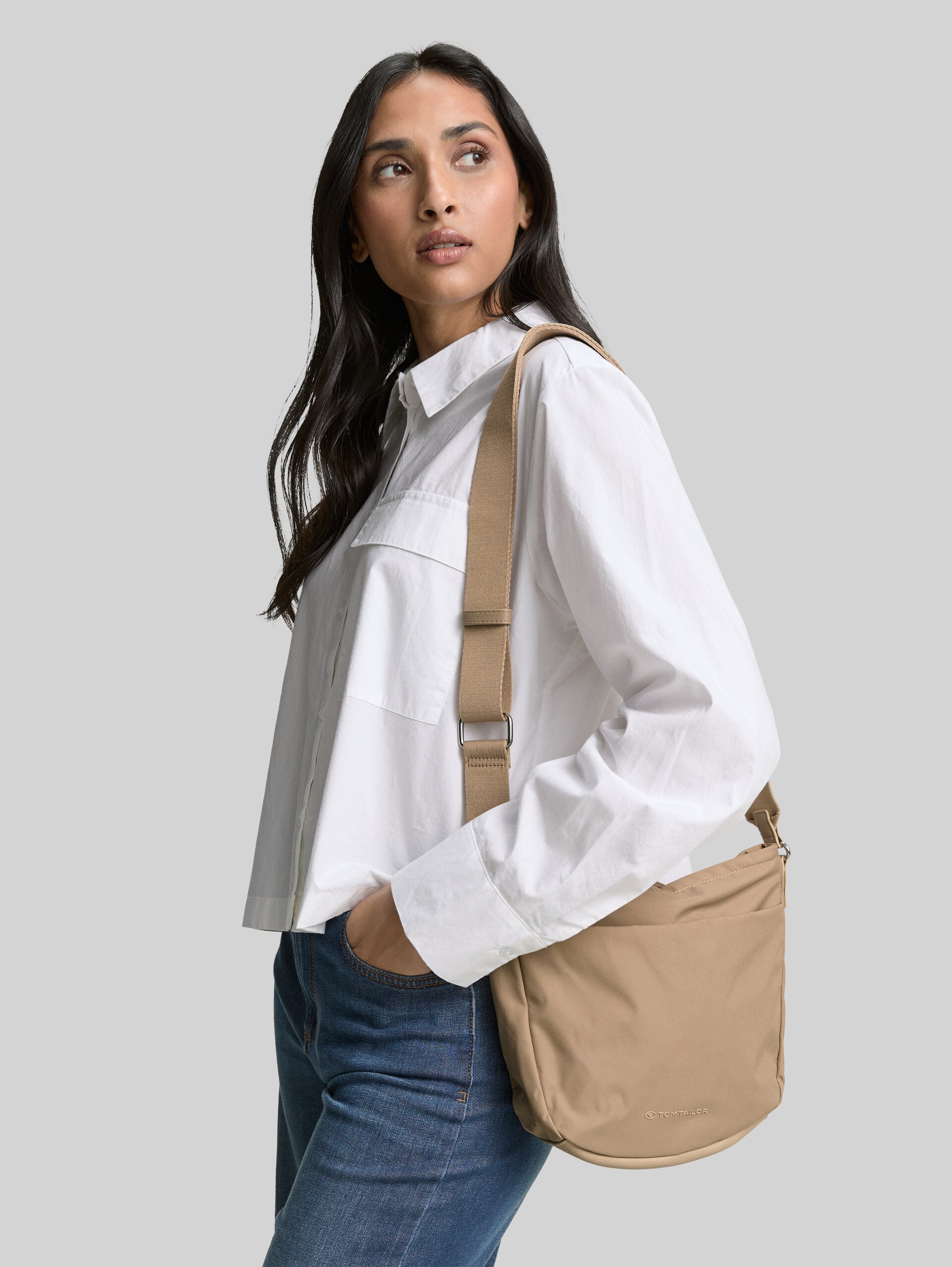 TTSANSA M Umhängetasche - taupe / taupe - seitliche Model-Ansicht