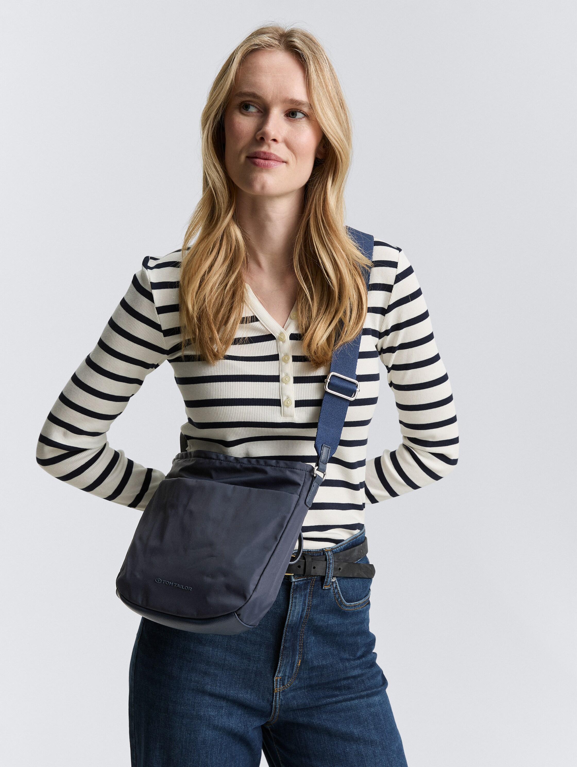 TTSANSA M Umhängetasche - dark_blue_1 - seitliche Model-Ansicht