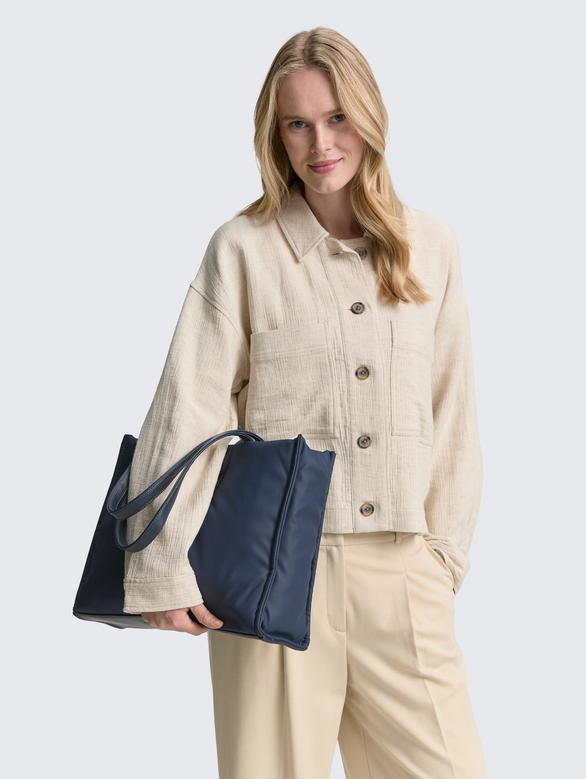 TTPATTI L Shopper - dark blue - seitliche Model-Ansicht
