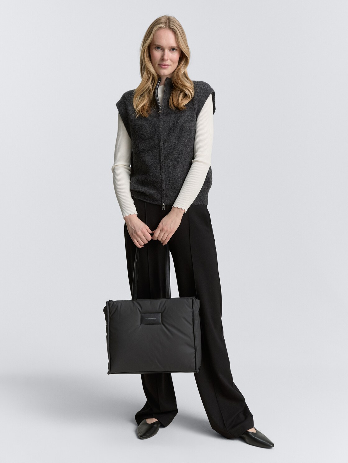 TTPATTI L Shopper - schwarz / black - seitliche Model-Ansicht