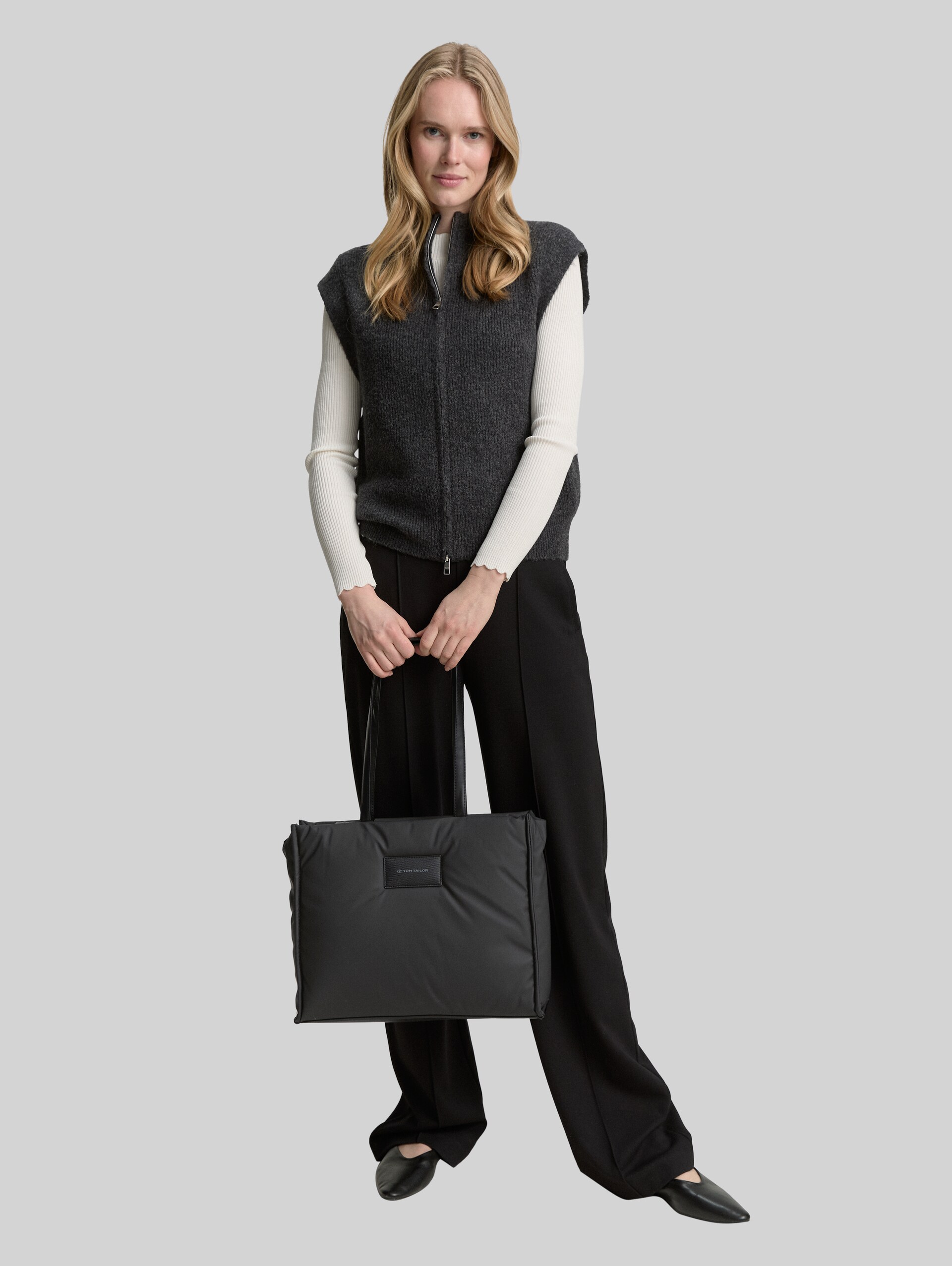 TTPATTI L Shopper - schwarz / black - seitliche Model-Ansicht
